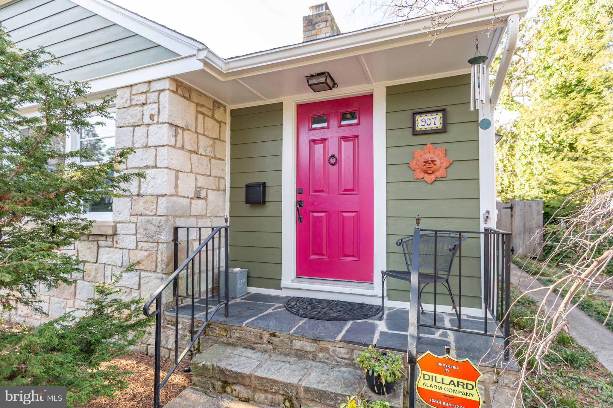 BELOW THE UNIVERSITY - Residential