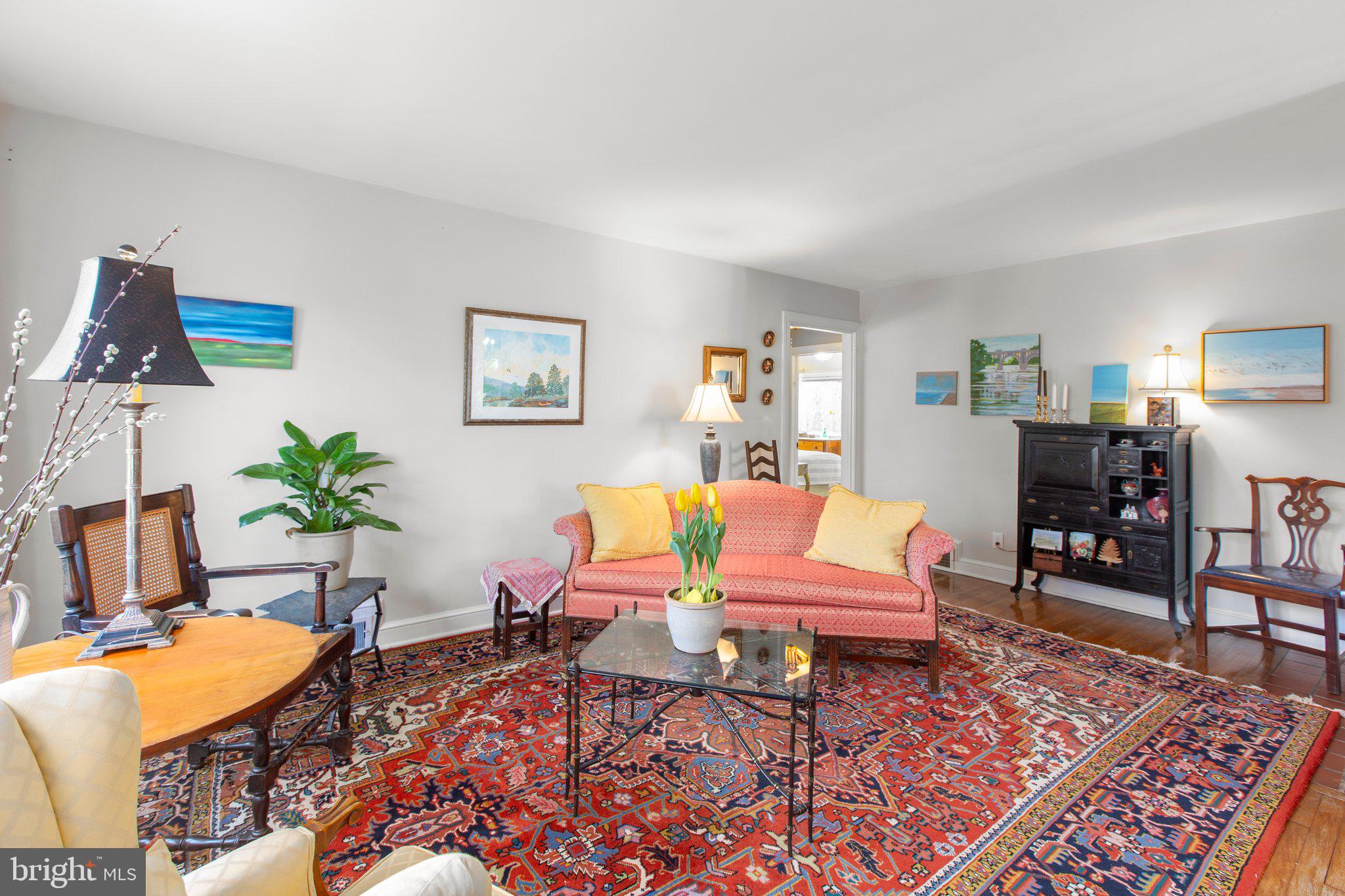 BELOW THE UNIVERSITY - Residential