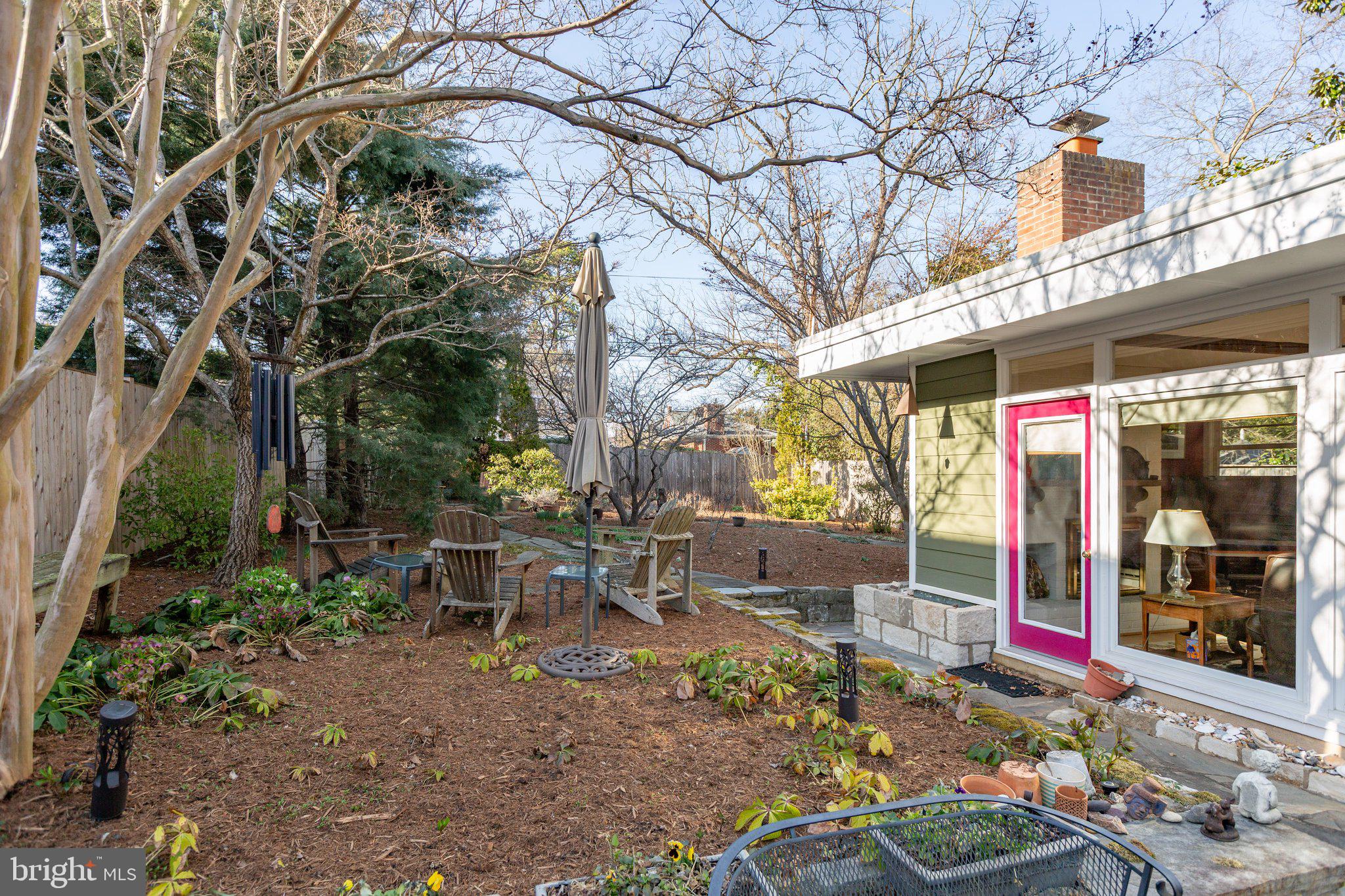 BELOW THE UNIVERSITY - Residential