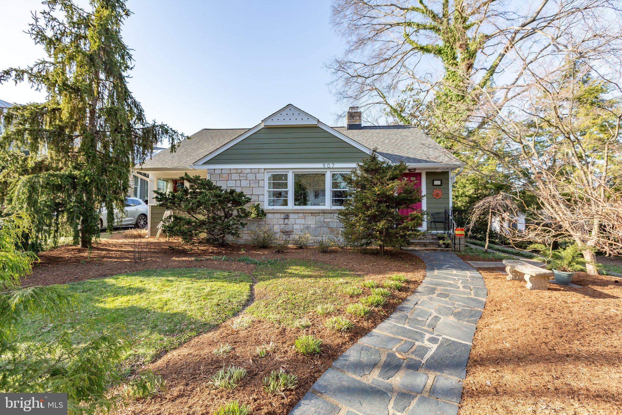 BELOW THE UNIVERSITY - Residential