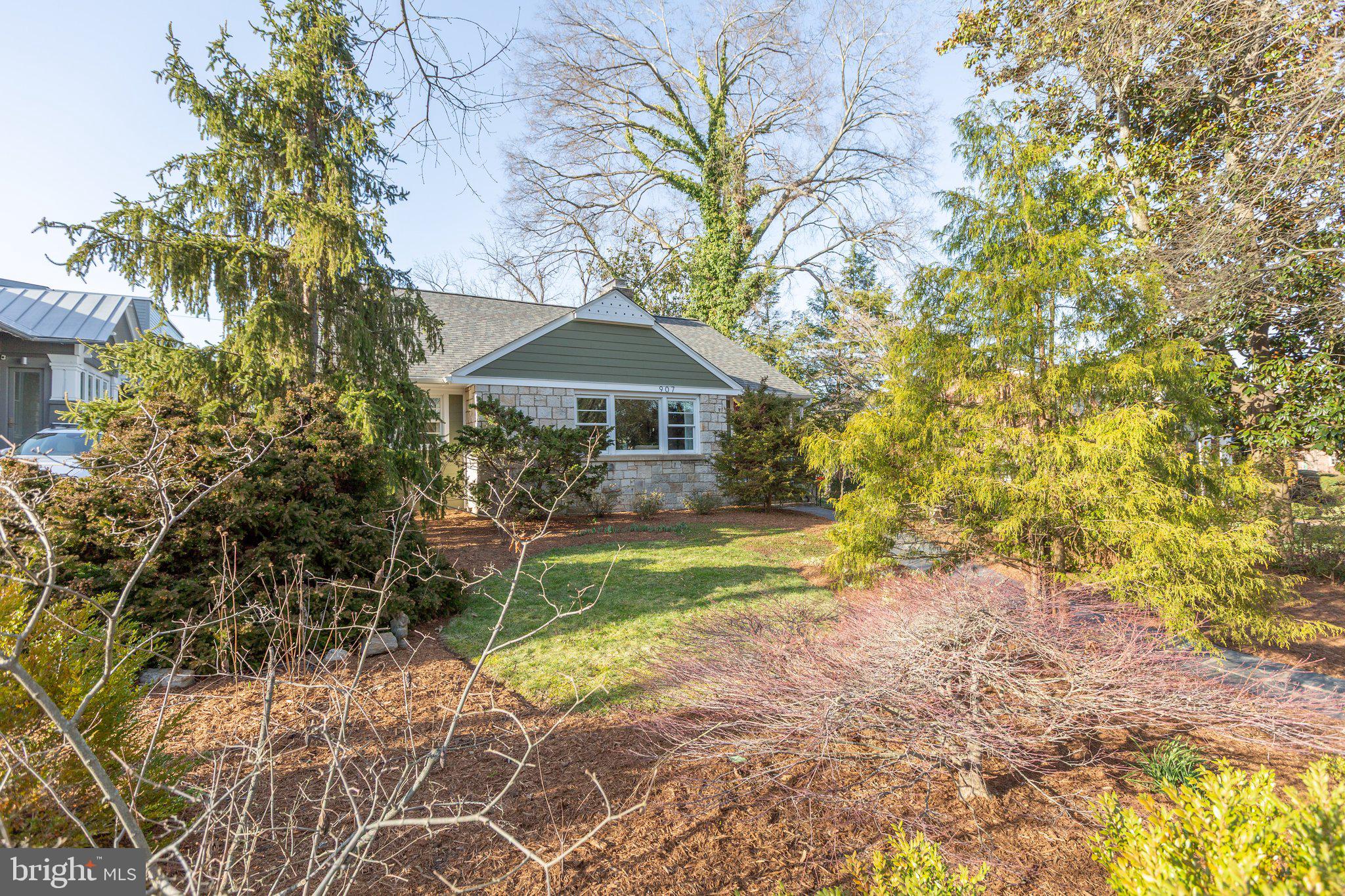 BELOW THE UNIVERSITY - Residential