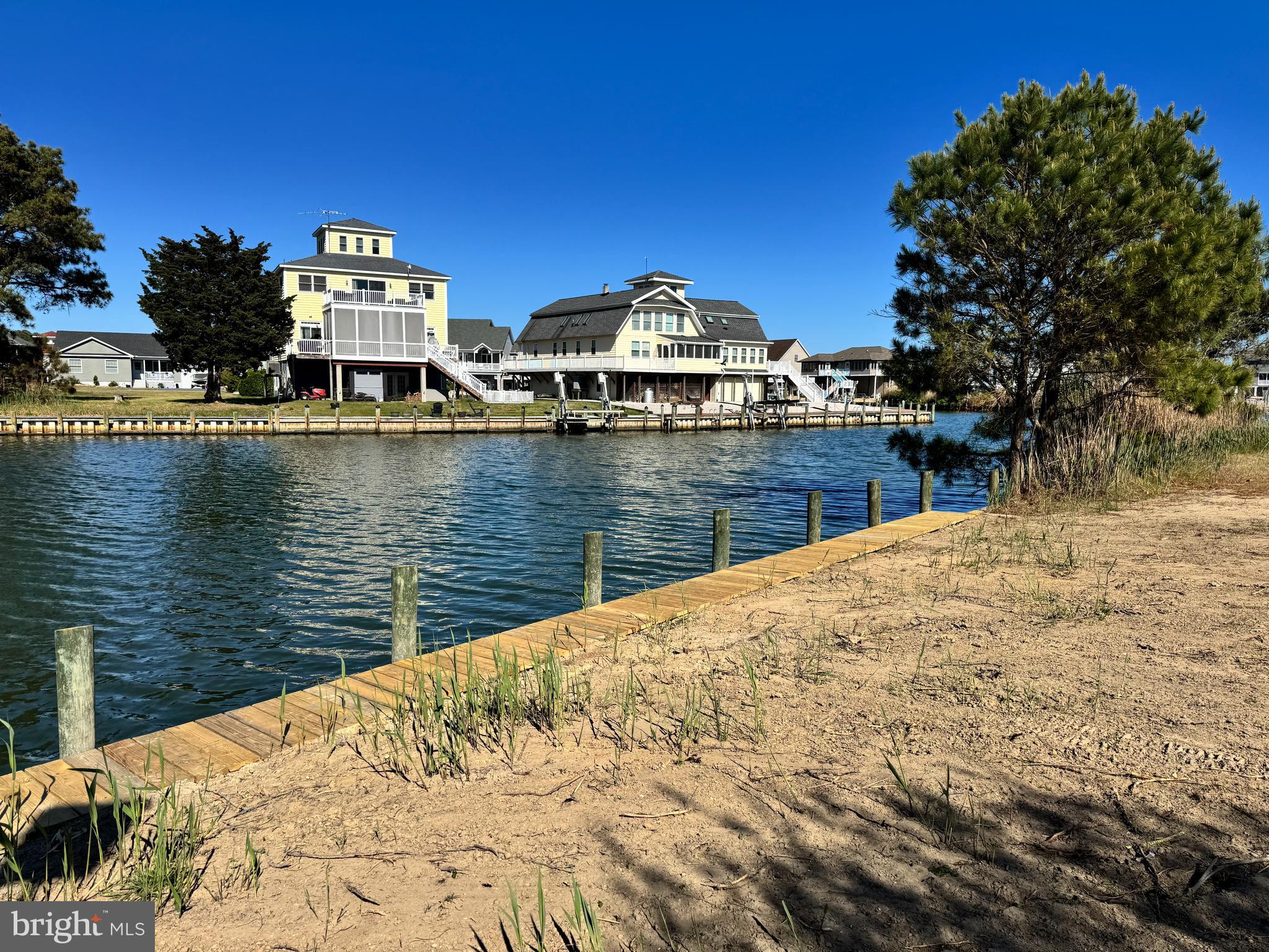 CAPTAIN'S COVE - Land