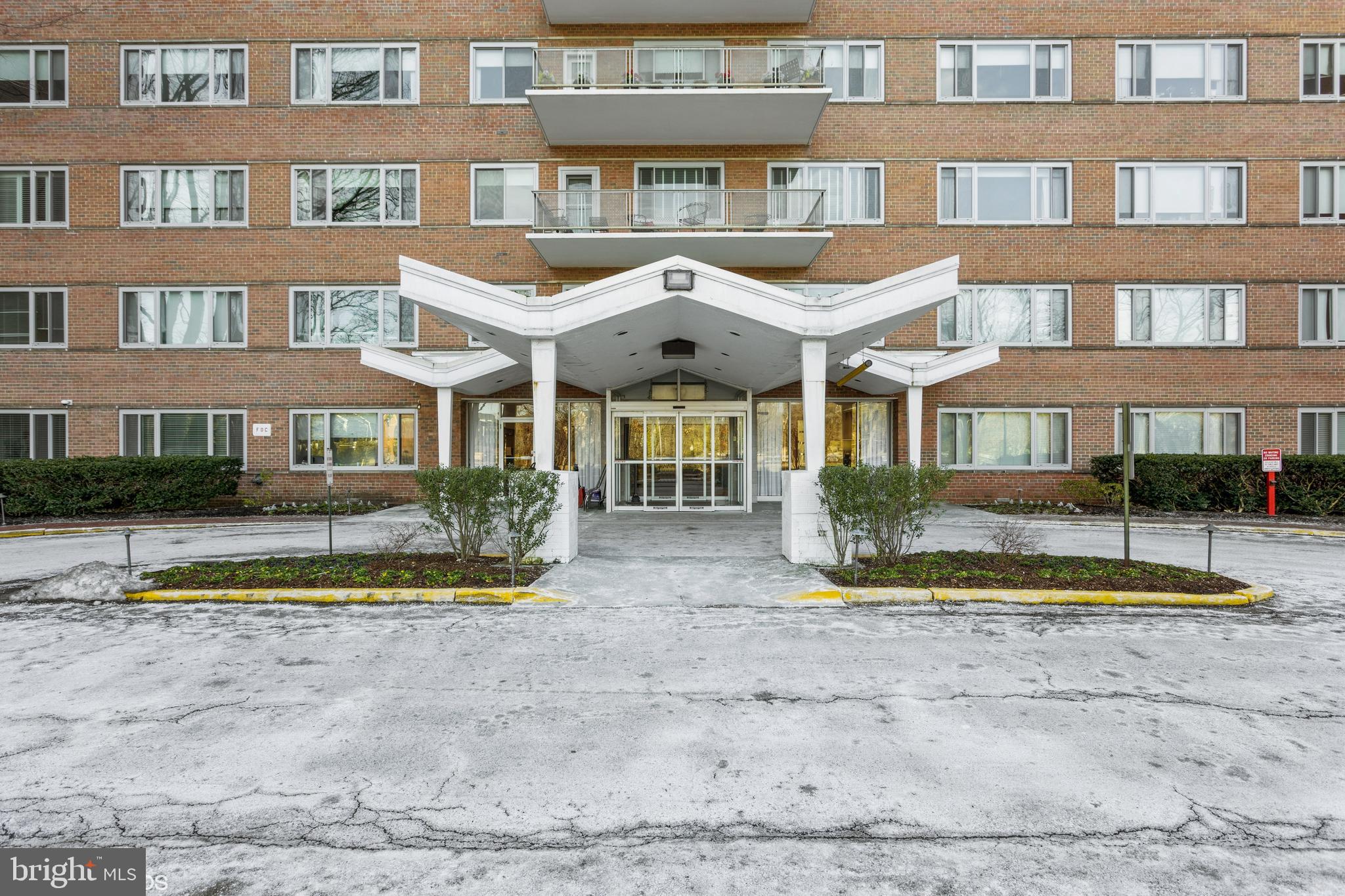 MOVE RIGHT INTO THIS UPDATED 2 BEDROOM (OR 1 BEDROOM/DEN), 2 BATH UNIT. SPACIOUS LIVING ROOM & DINING ROOM WITH BALCONY ACCESS. UPDATED KITCHEN WITH GRANITE COUNTERS. PRIMARY BEDROOM SUITE WITH LOTS OF CLOSETS & FULL BATH. 2ND BEDROOM OR DEN WITH BUILT-INS. REAR FACING UNIT WITH BEAUTIFUL VIEWS FROM THE BALCONY. CROWN MOLDINGS & RECESSED LIGHTING. LUXURY FULL SERVICE BUILDING WITH DOORMAN & RECEPTIONIST. THIS IS A CO-OP BUILDING - CASH CONTRACTS ONLY. GREAT CONVENIENT LOCATION!