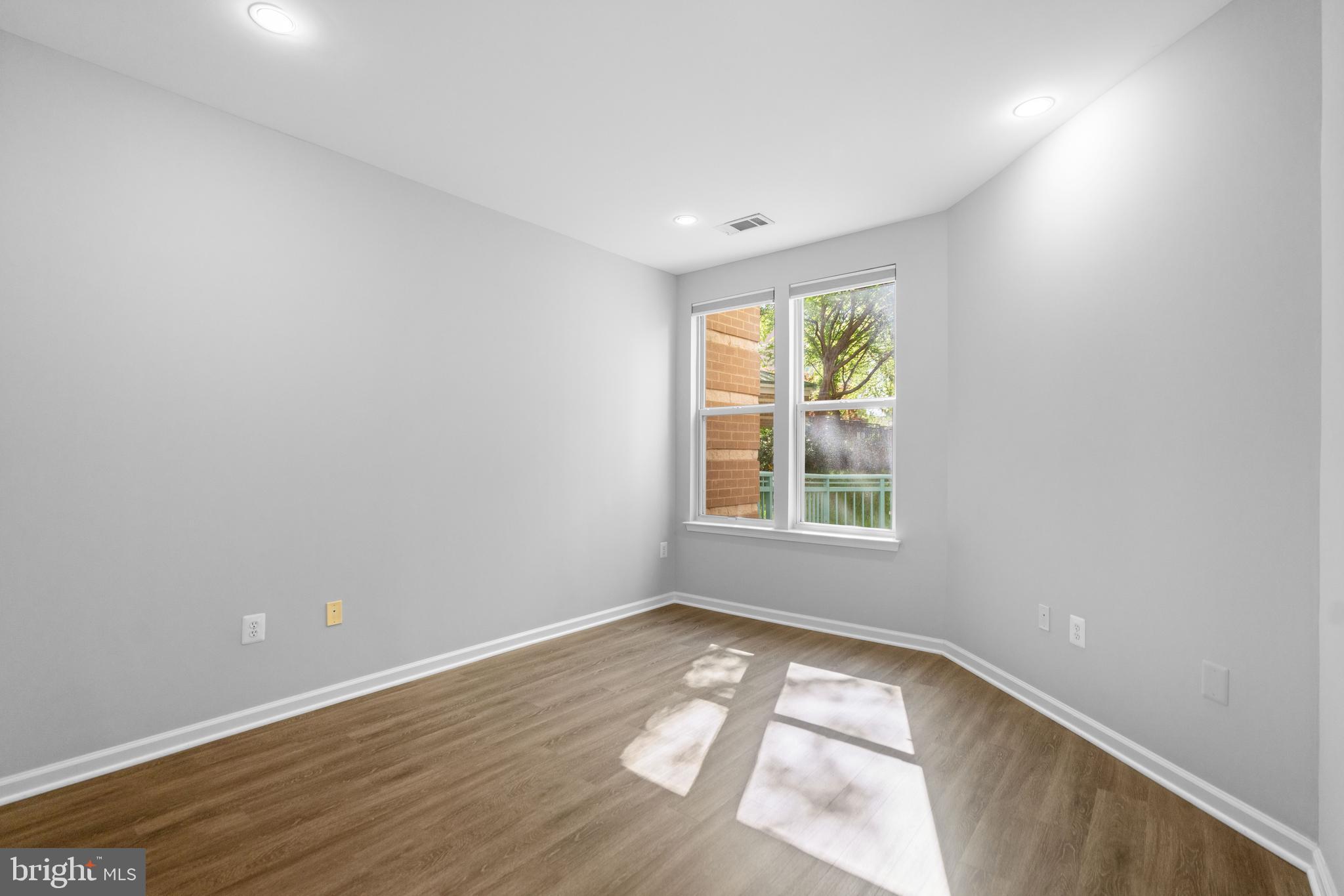 SAVOY AT RESTON TOWN CENTER - Residential