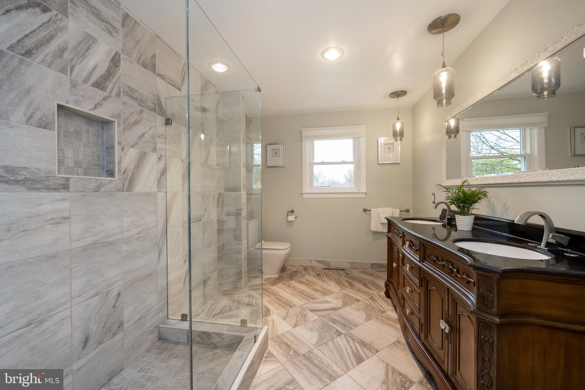 VILLAGE CIRCLE - Residential