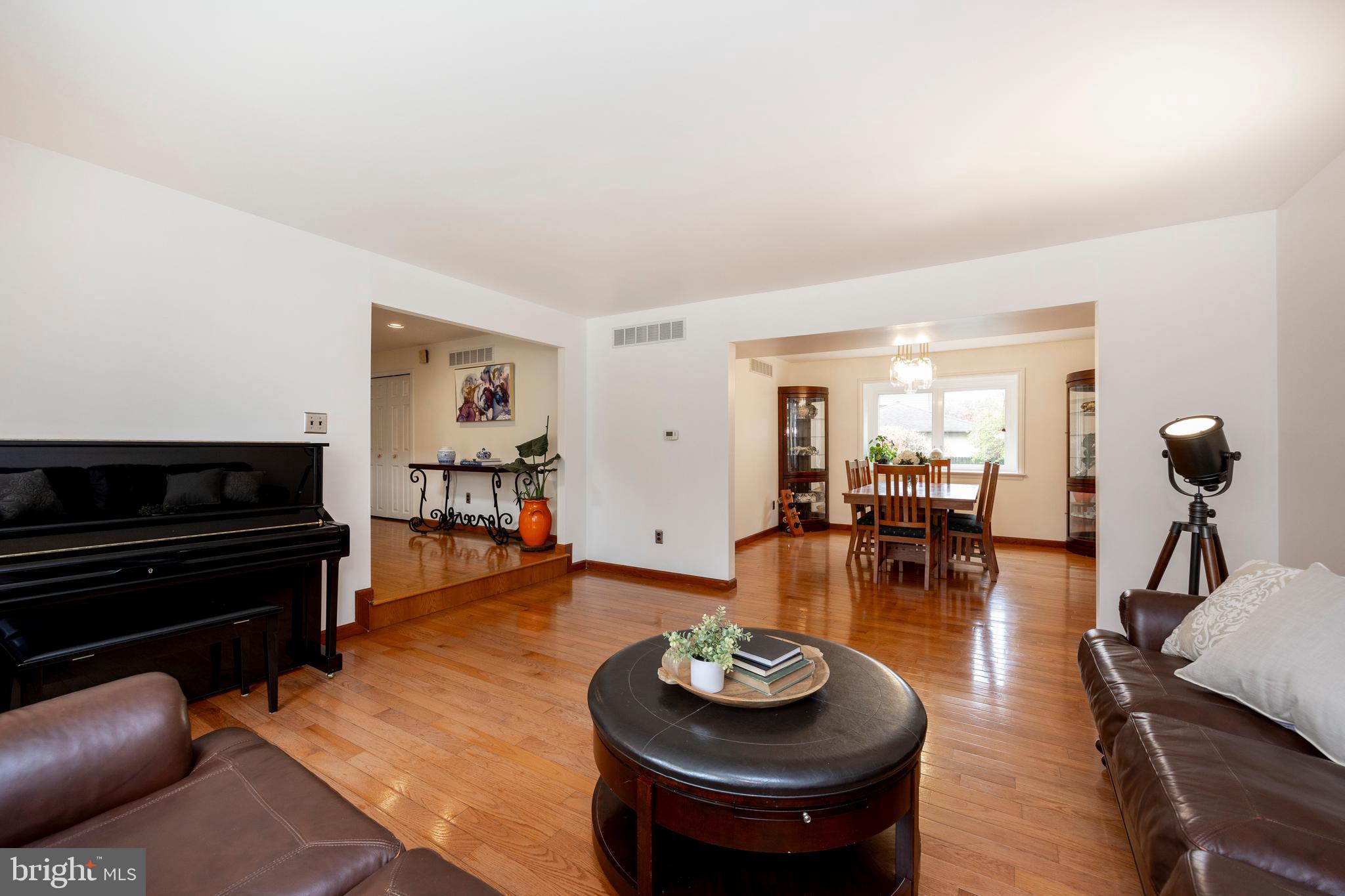 VILLAGE CIRCLE - Residential