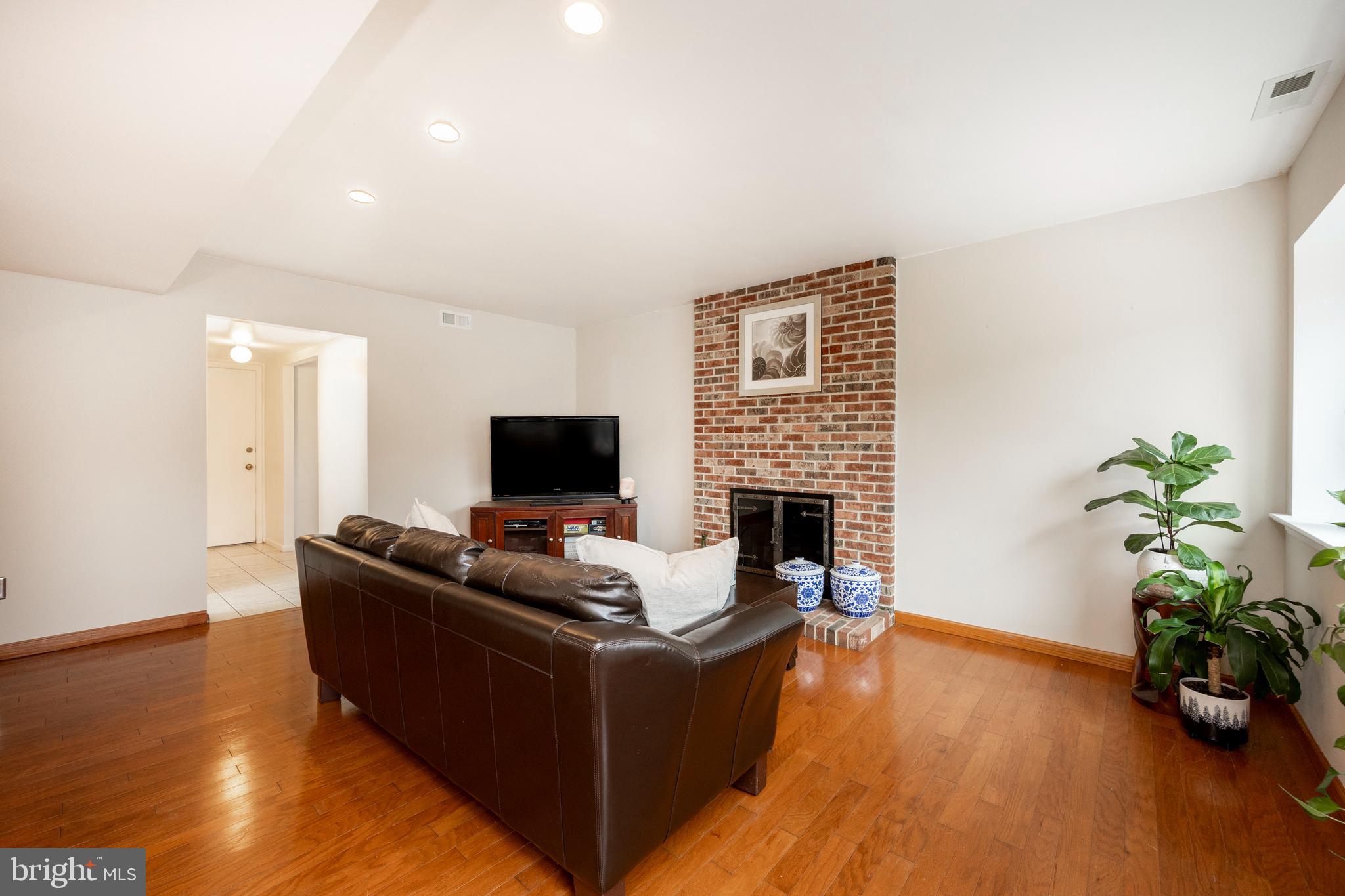 VILLAGE CIRCLE - Residential