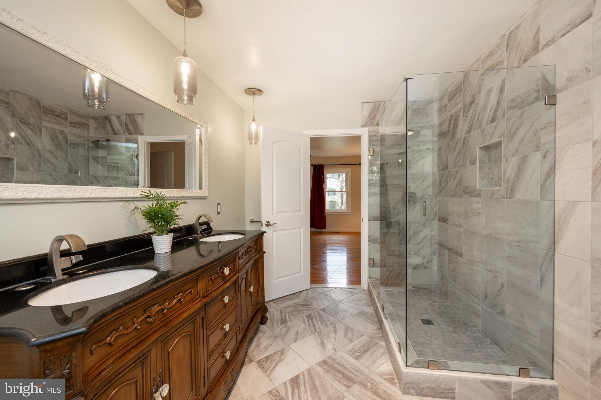 VILLAGE CIRCLE - Residential