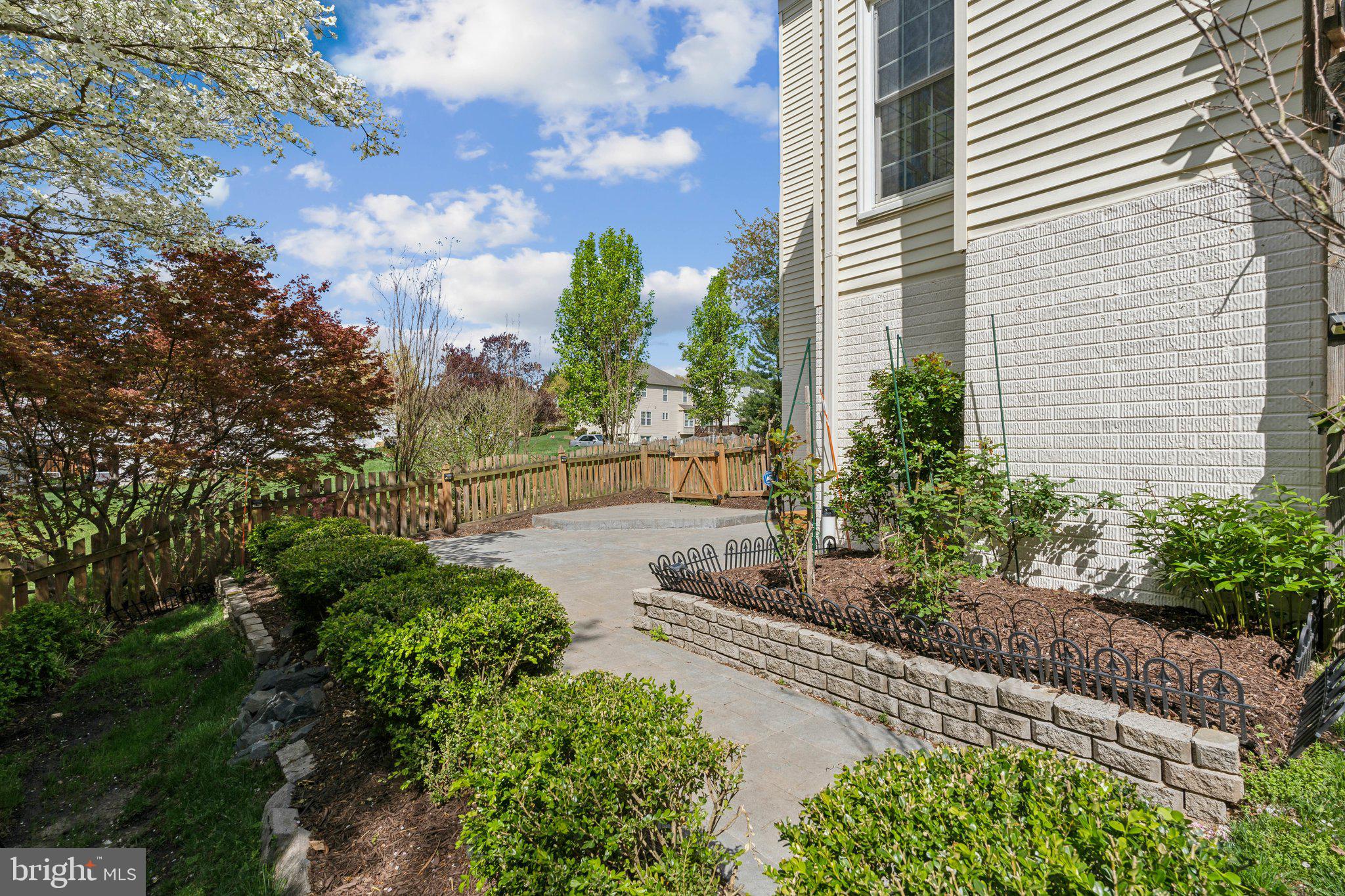 HAMPTON OAKS - Residential