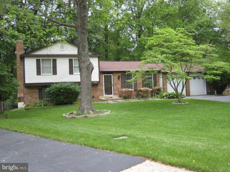 4BR 3.5BA PRIVATE CUL DE SAC JUST MINUTES FROM GMU & METRO BUS ACCESSIBLE & NOT TO MENTION ALL THE AMENITIES OF FAIRFAX CITY WITHIN A SHORT WALK.OWNER WILL CONSIDER PETS ON CASE BY CASE BASIS.NEW PAINT,NEW CARPET.