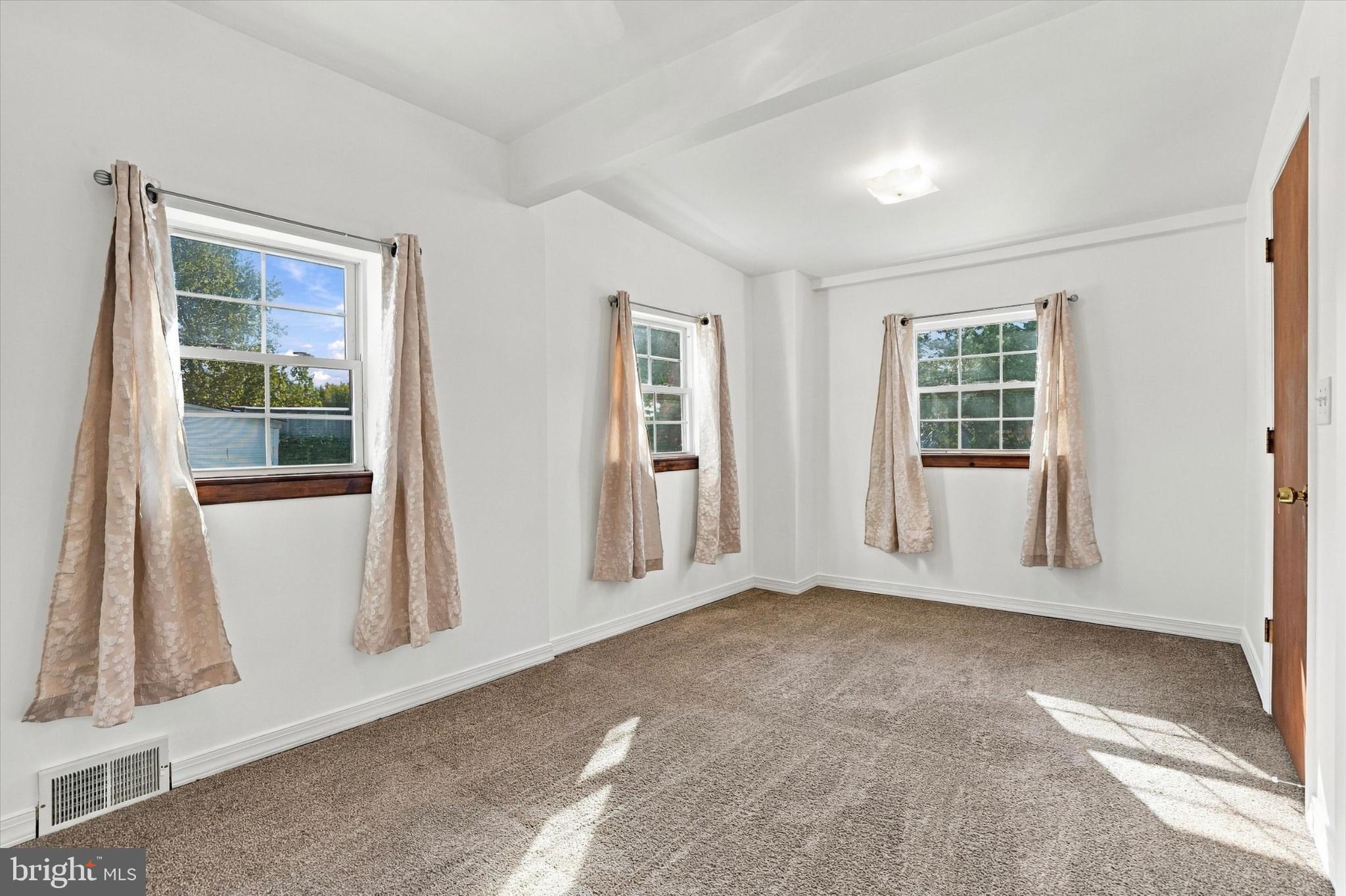 436 WICKER AVENUE