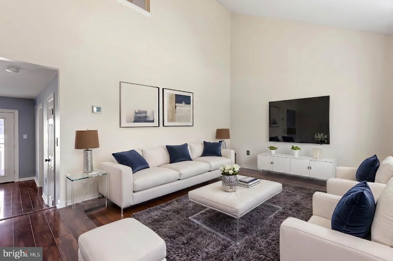 10 BUCHANAN CIRCLE