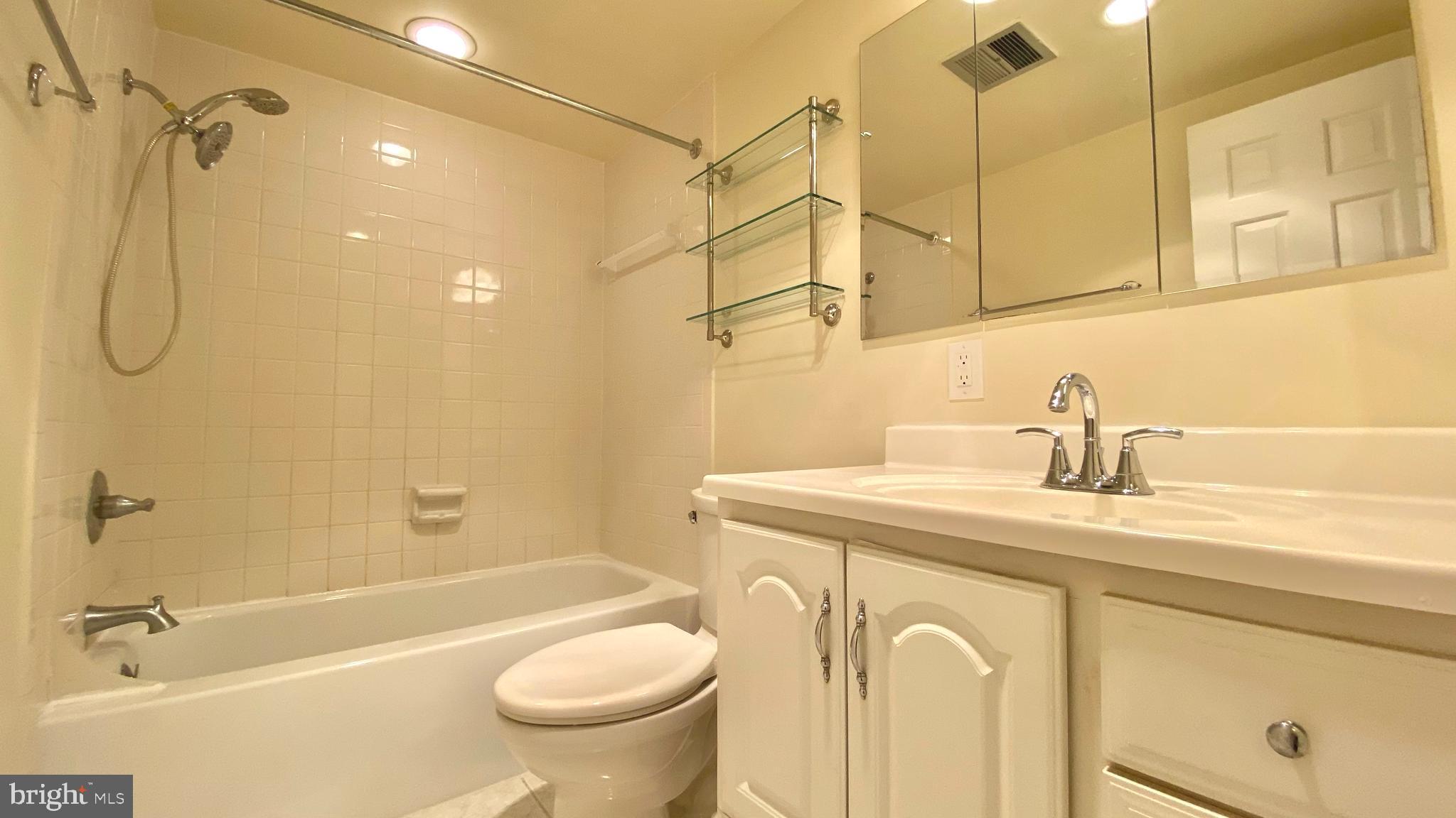 THE ELIZABETH - Residential Lease