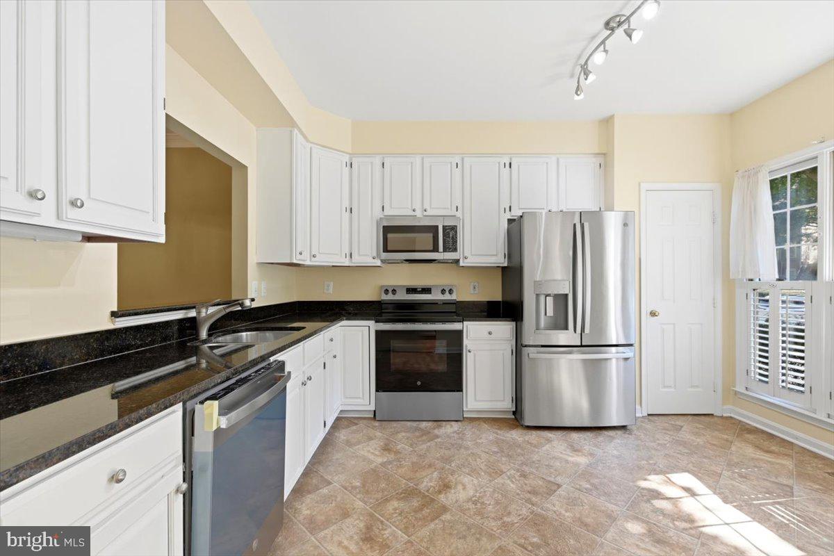 1213 WEATHERSTONE COURT