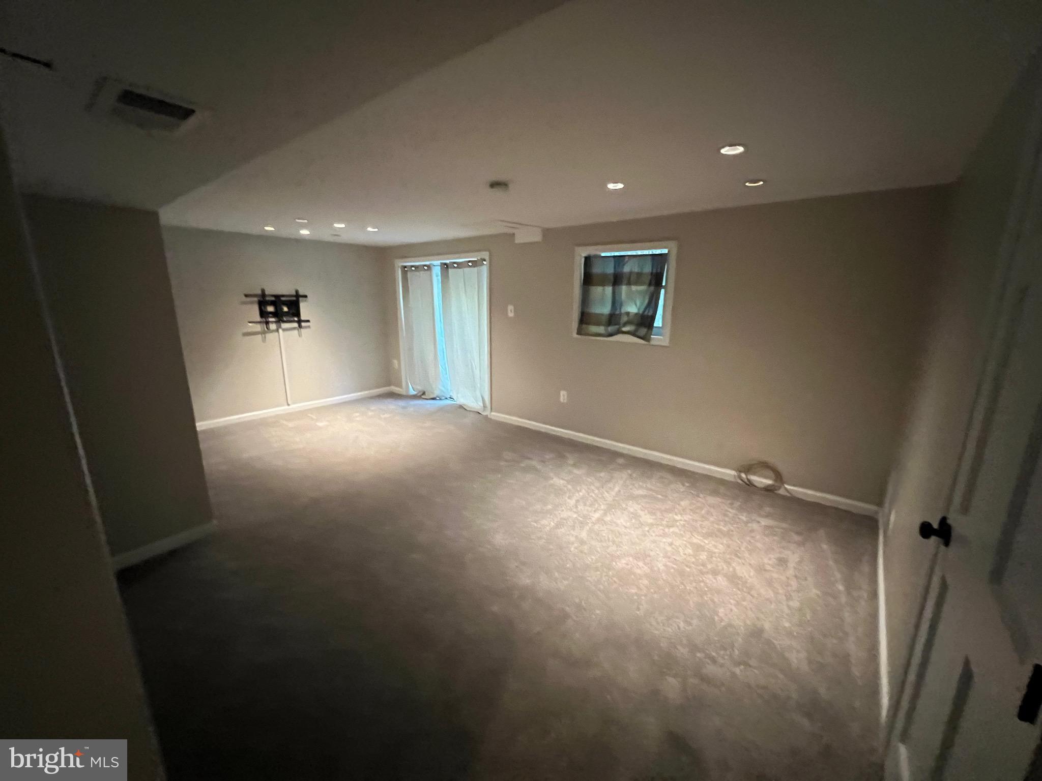 OAKLAND MILLS - Residential Lease