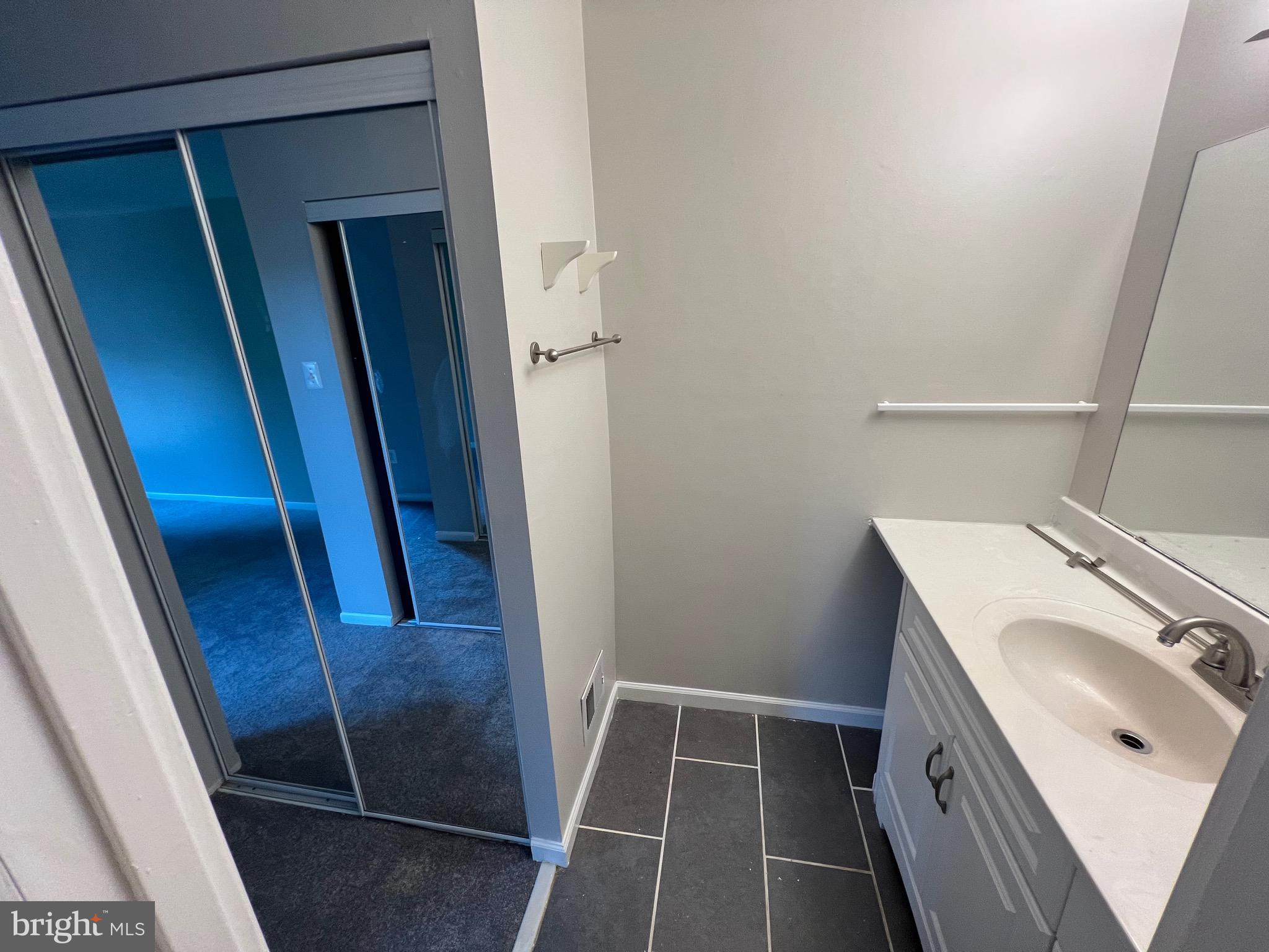 OAKLAND MILLS - Residential Lease