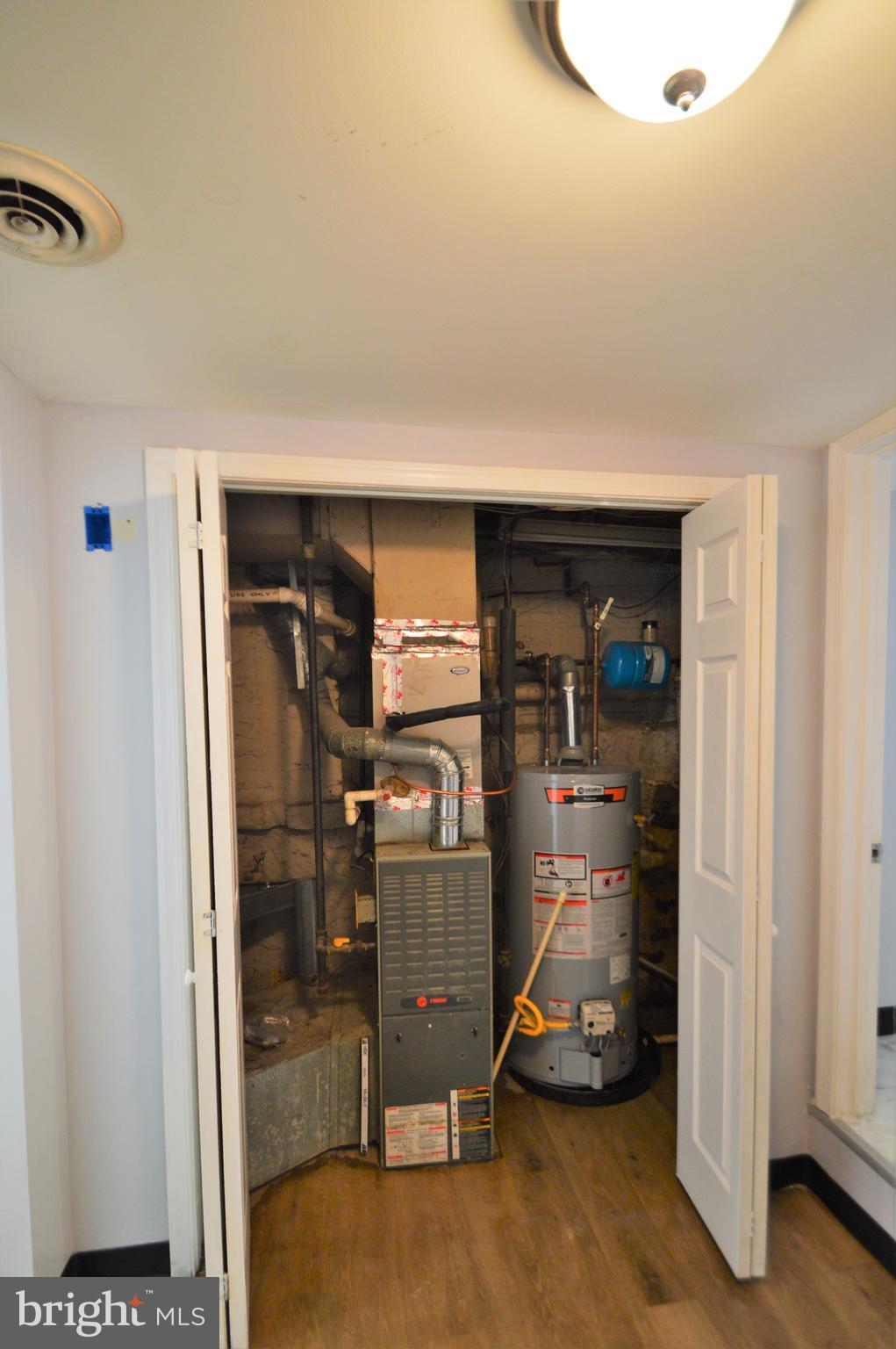 BELAIR-EDISON - Commercial Lease