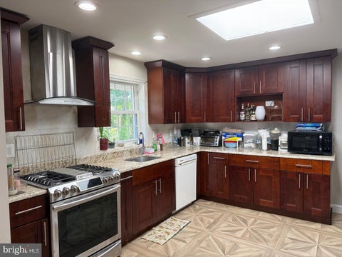 Photo of 1917 Great Falls Street, MCLEAN, VA 22101 (MLS # VAFX2346398)