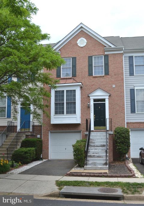 Townhouse For Rent - 43644 Scarlet Square<br/> CHANTILLY, VA 20152