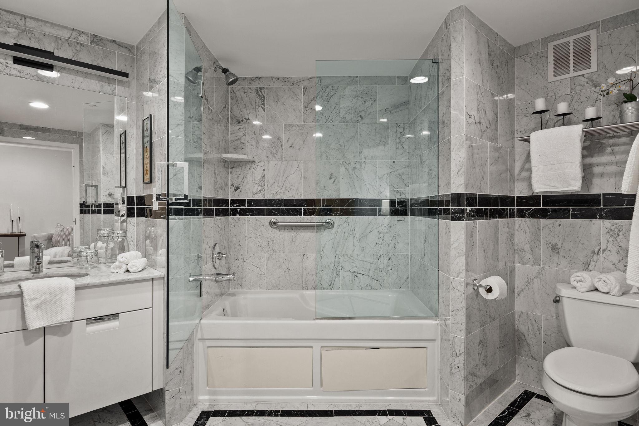 LOGAN SQUARE - Residential