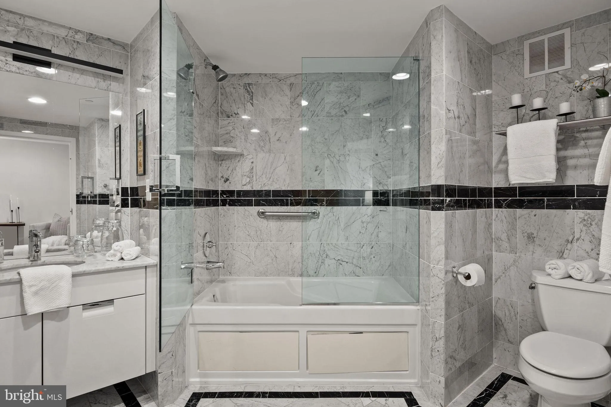 Philadelphia, Pennsylvania 19103, United States, 3 Bedrooms Bedrooms, ,2 BathroomsBathrooms,Residential,Active,225080