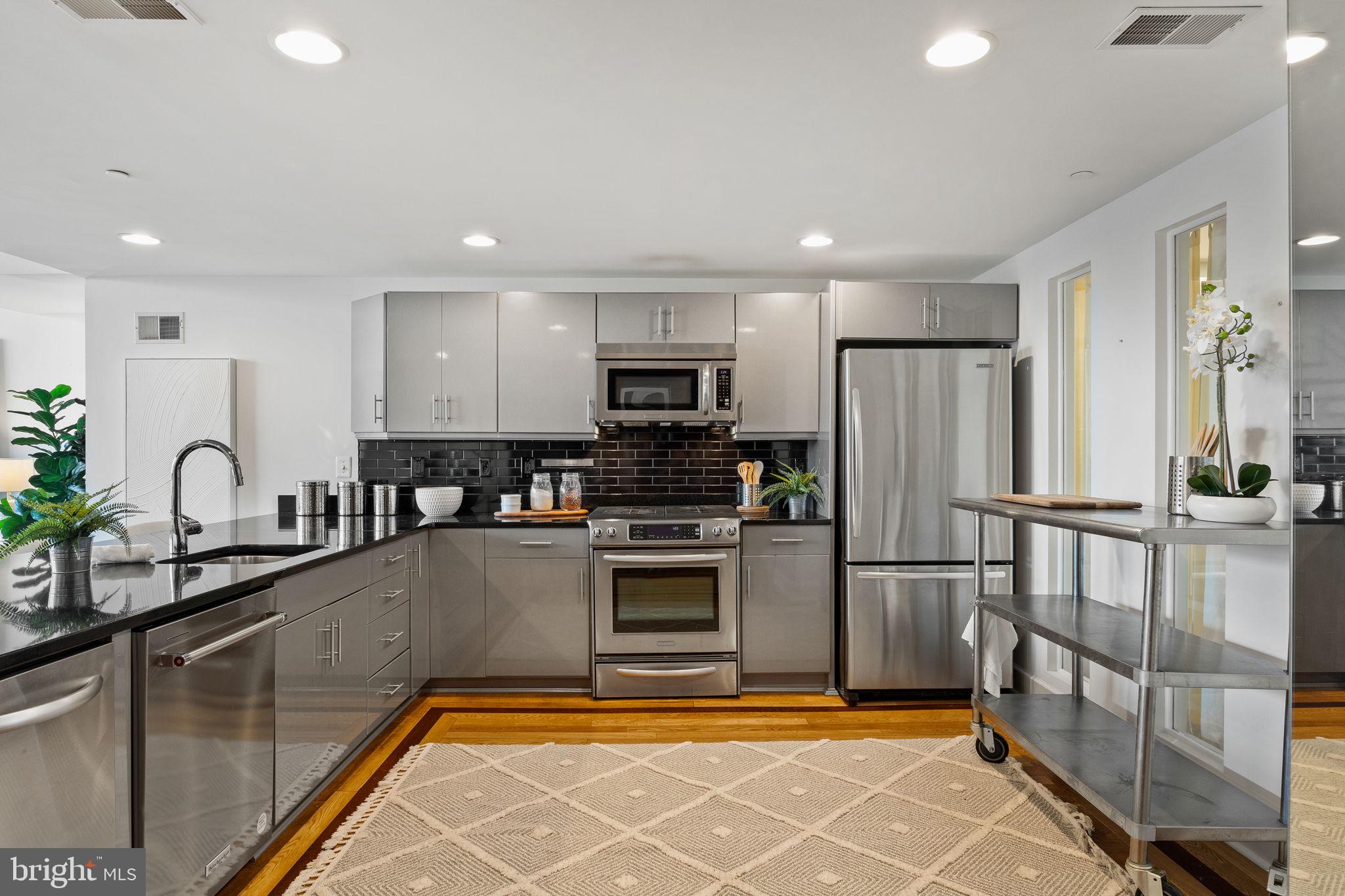 LOGAN SQUARE - Residential