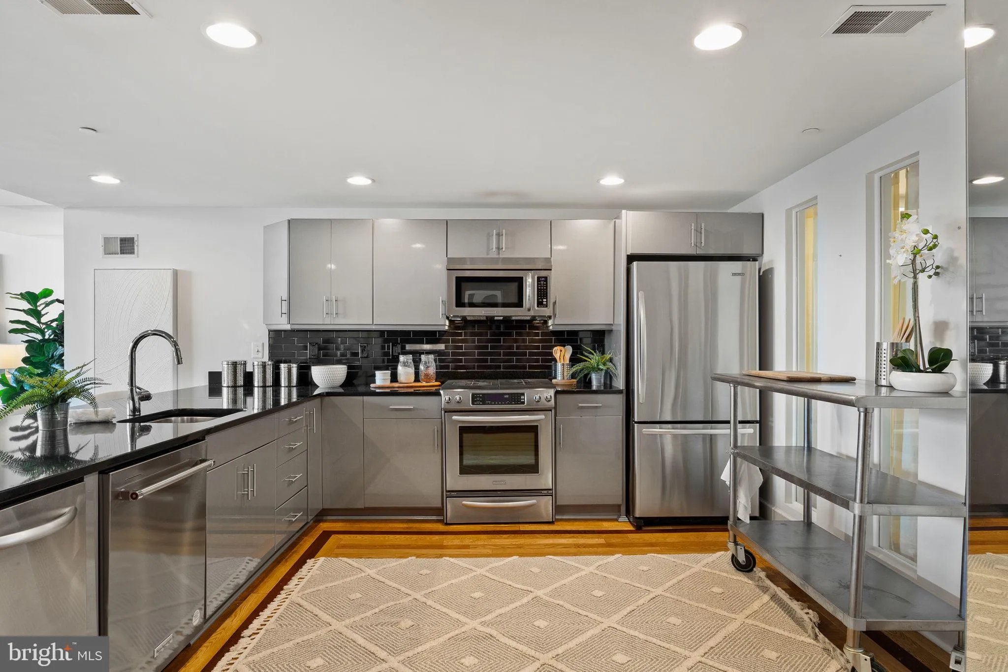 Philadelphia, Pennsylvania 19103, United States, 3 Bedrooms Bedrooms, ,2 BathroomsBathrooms,Residential,Active,225080