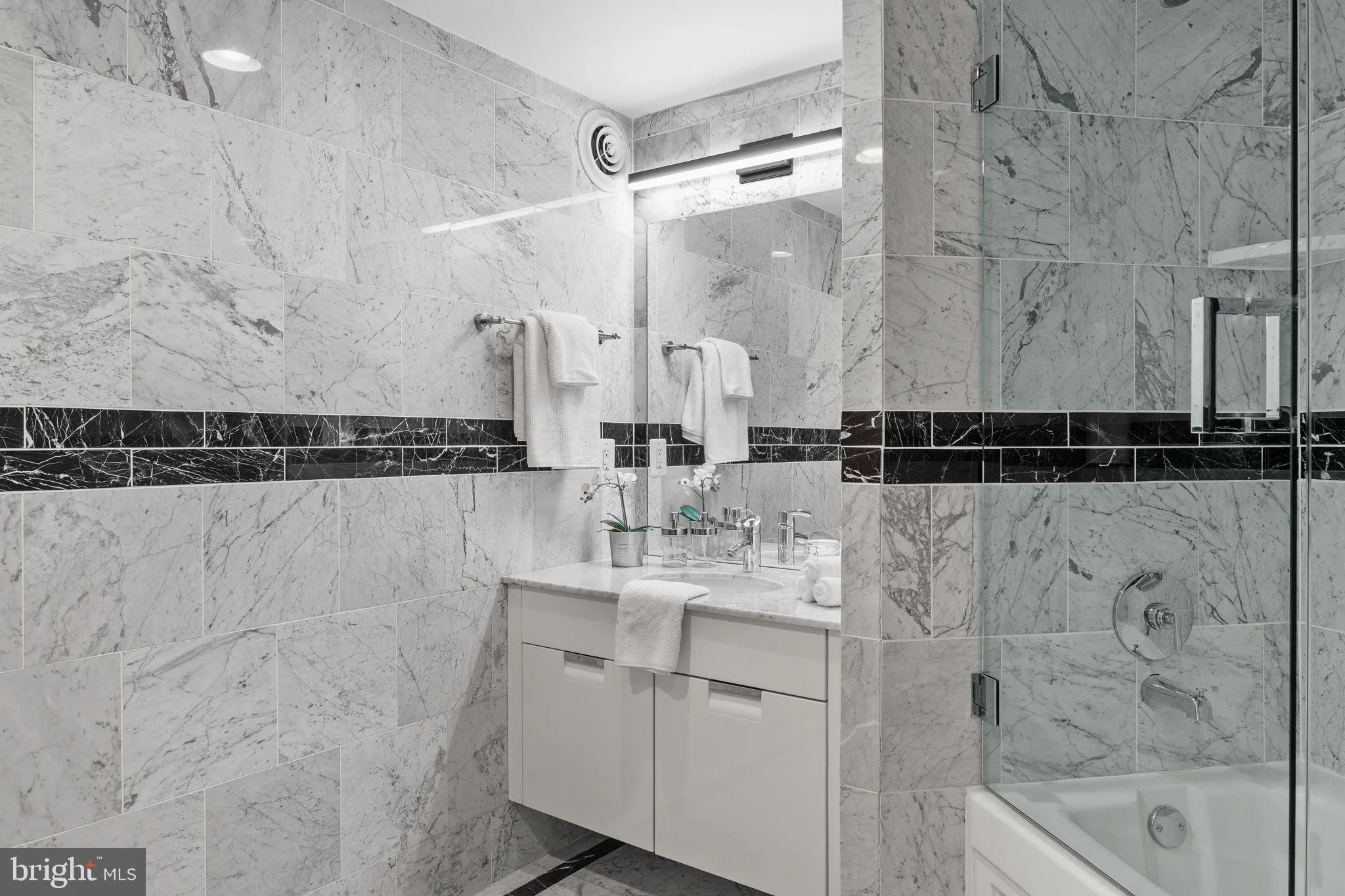 Philadelphia, Pennsylvania 19103, United States, 3 Bedrooms Bedrooms, ,2 BathroomsBathrooms,Residential,Active,225080