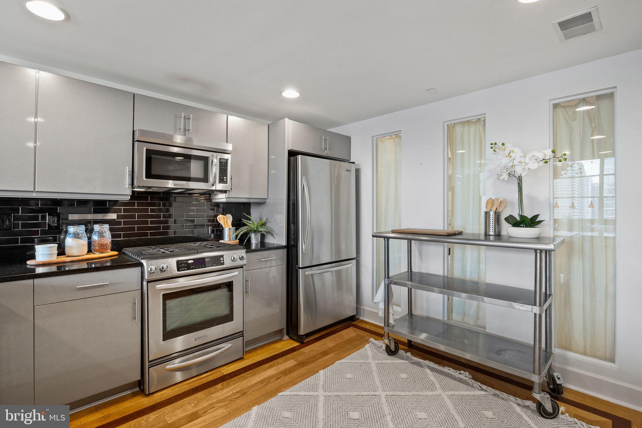 LOGAN SQUARE - Residential