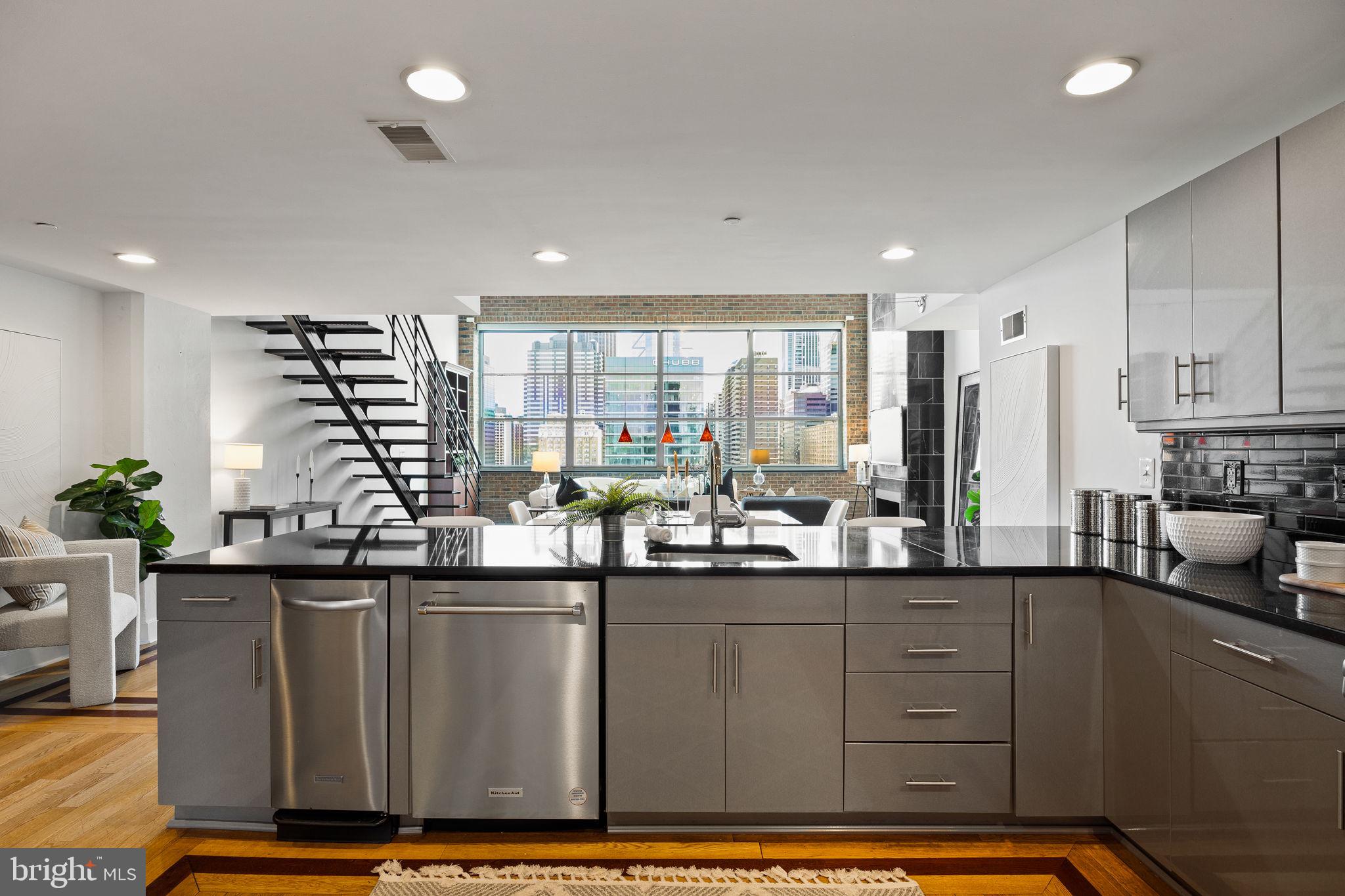 LOGAN SQUARE - Residential