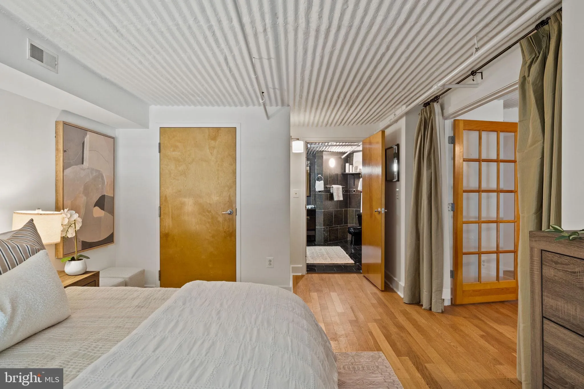 Philadelphia, Pennsylvania 19103, United States, 3 Bedrooms Bedrooms, ,2 BathroomsBathrooms,Residential,Active,225080