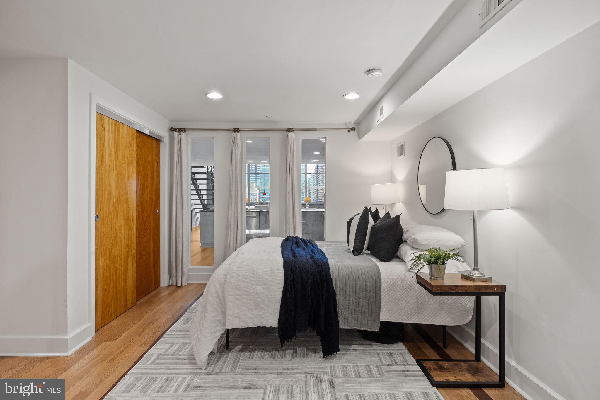 LOGAN SQUARE - Residential