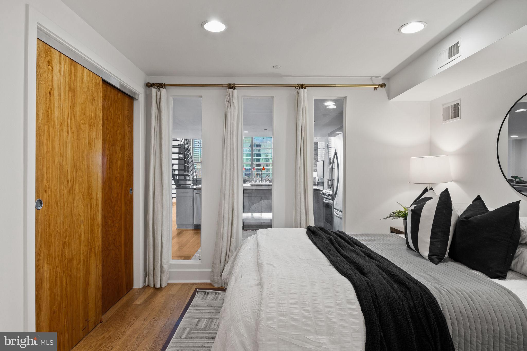 LOGAN SQUARE - Residential