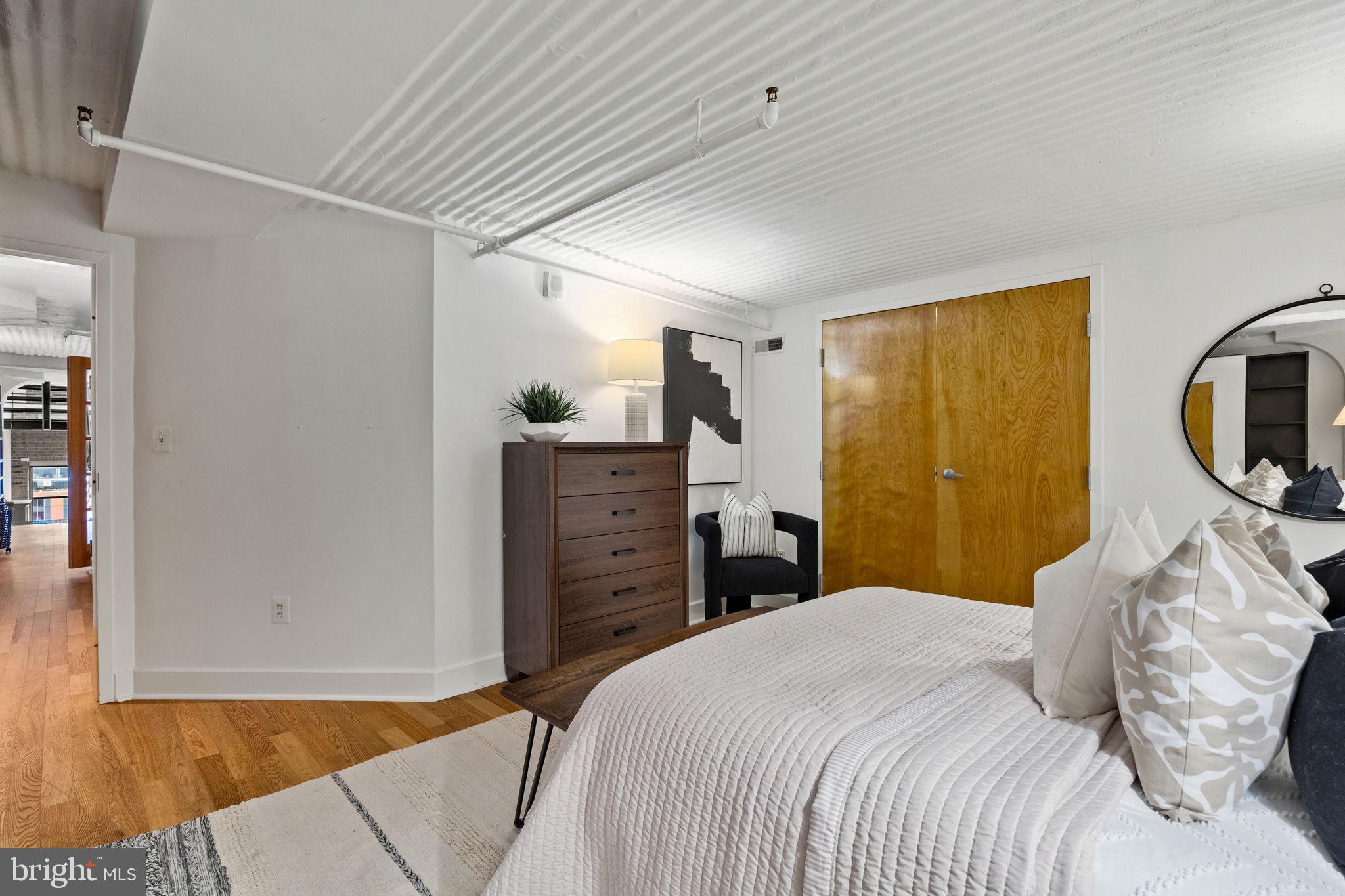 LOGAN SQUARE - Residential