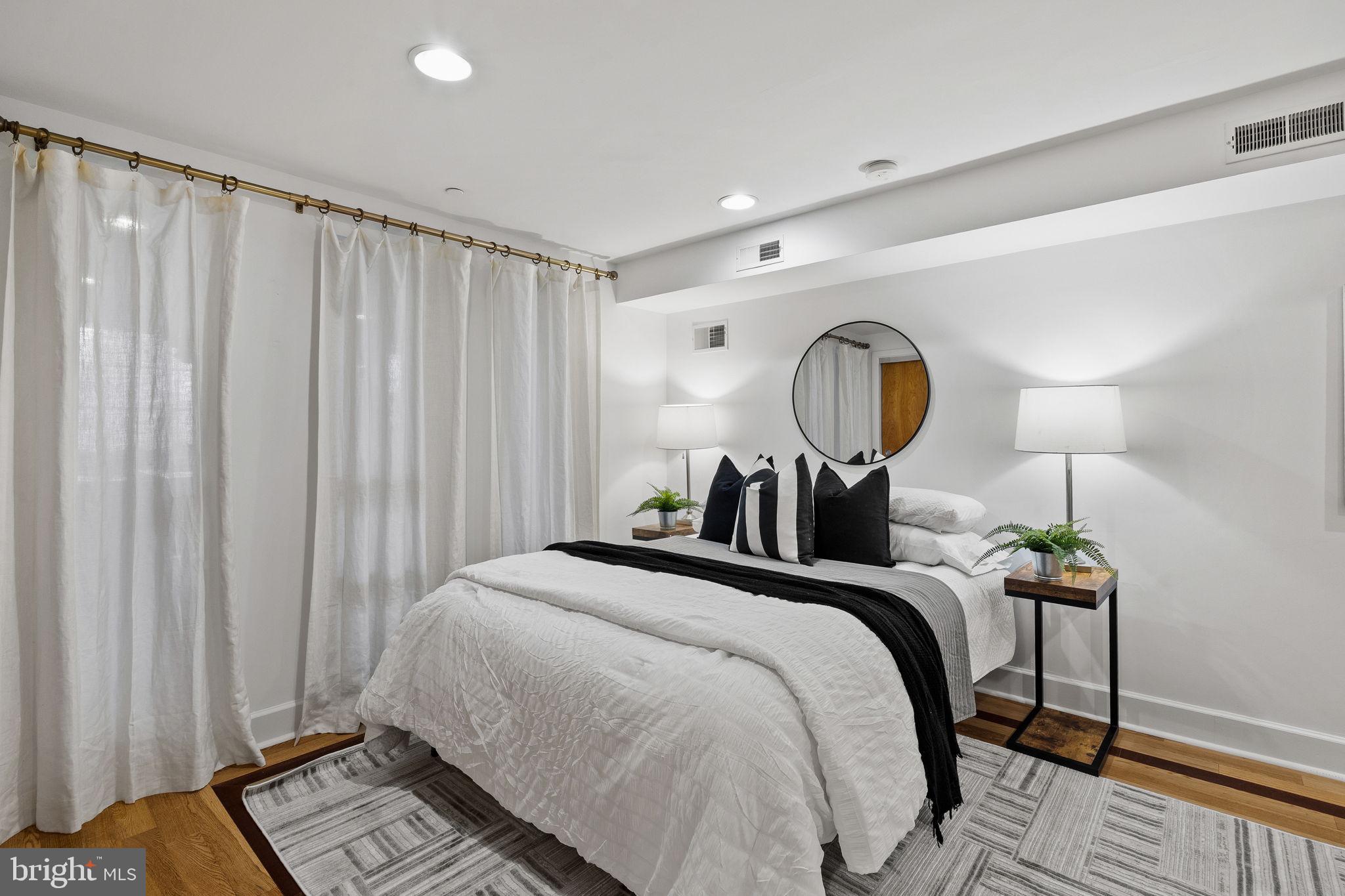 LOGAN SQUARE - Residential