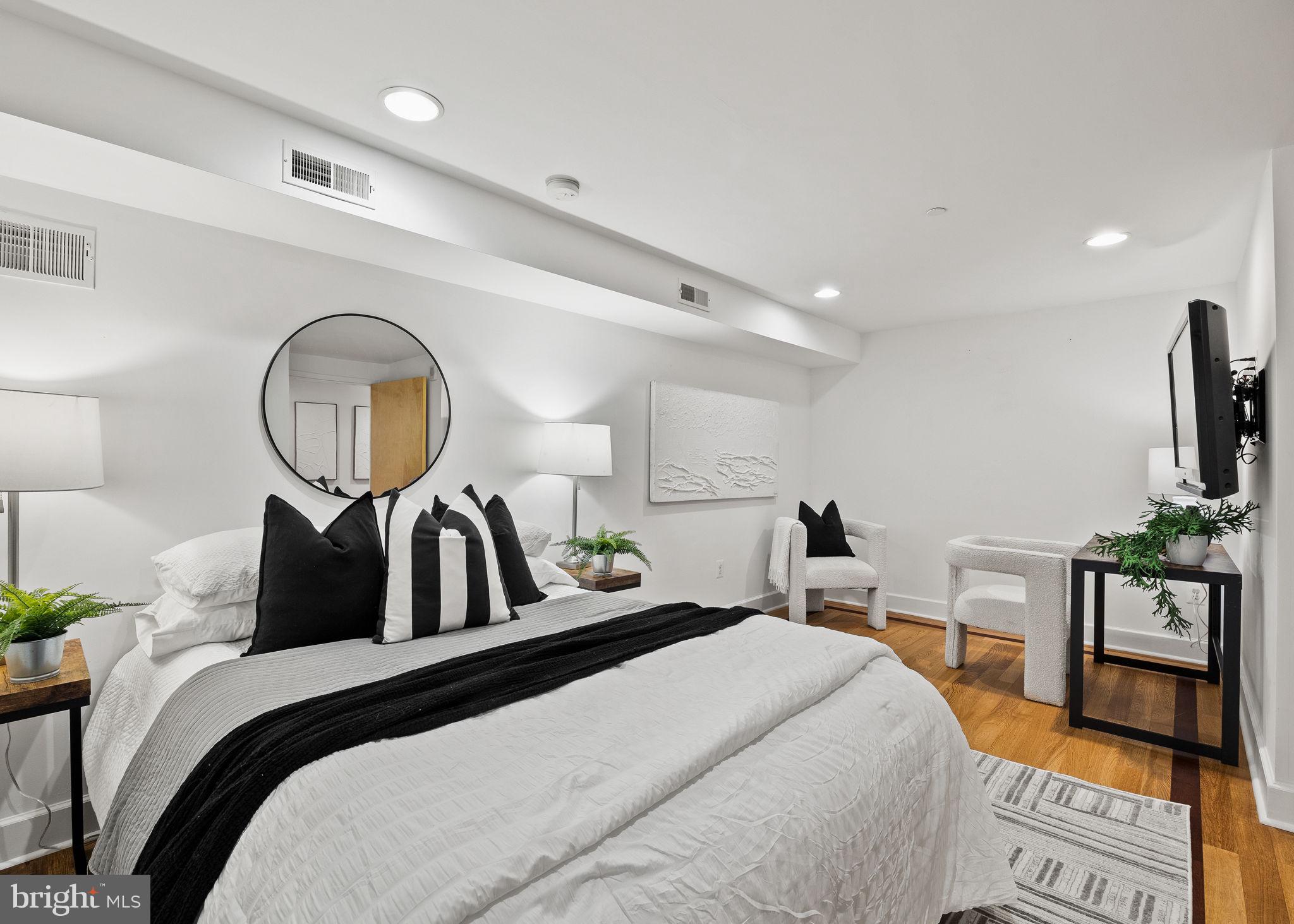 LOGAN SQUARE - Residential