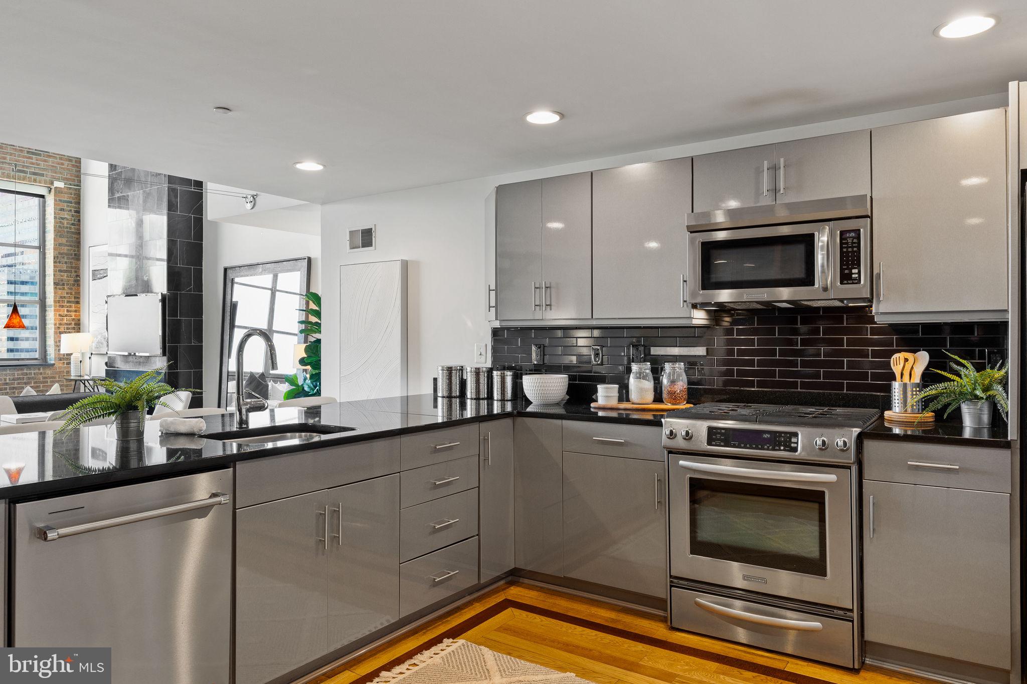 LOGAN SQUARE - Residential