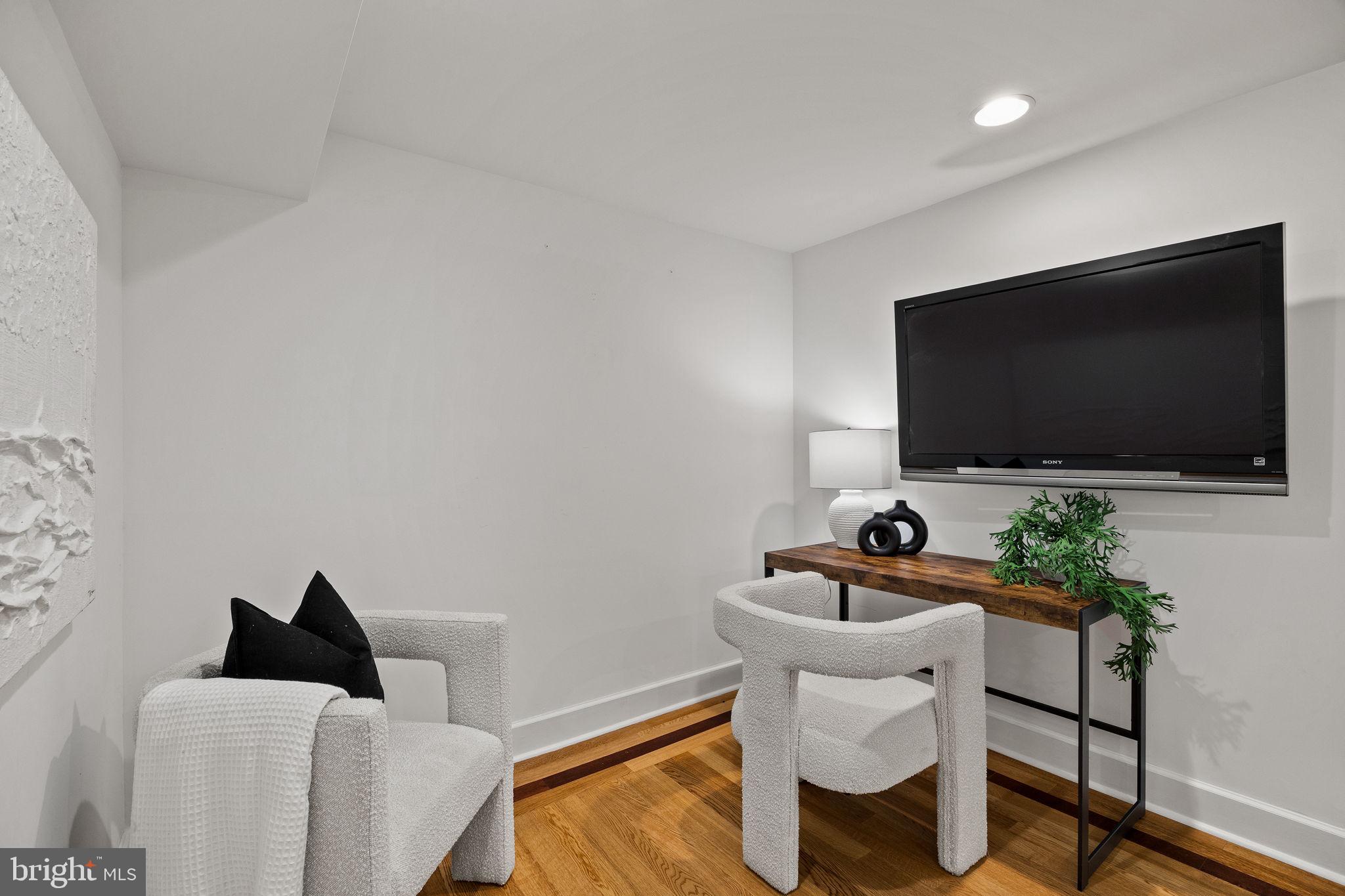 LOGAN SQUARE - Residential