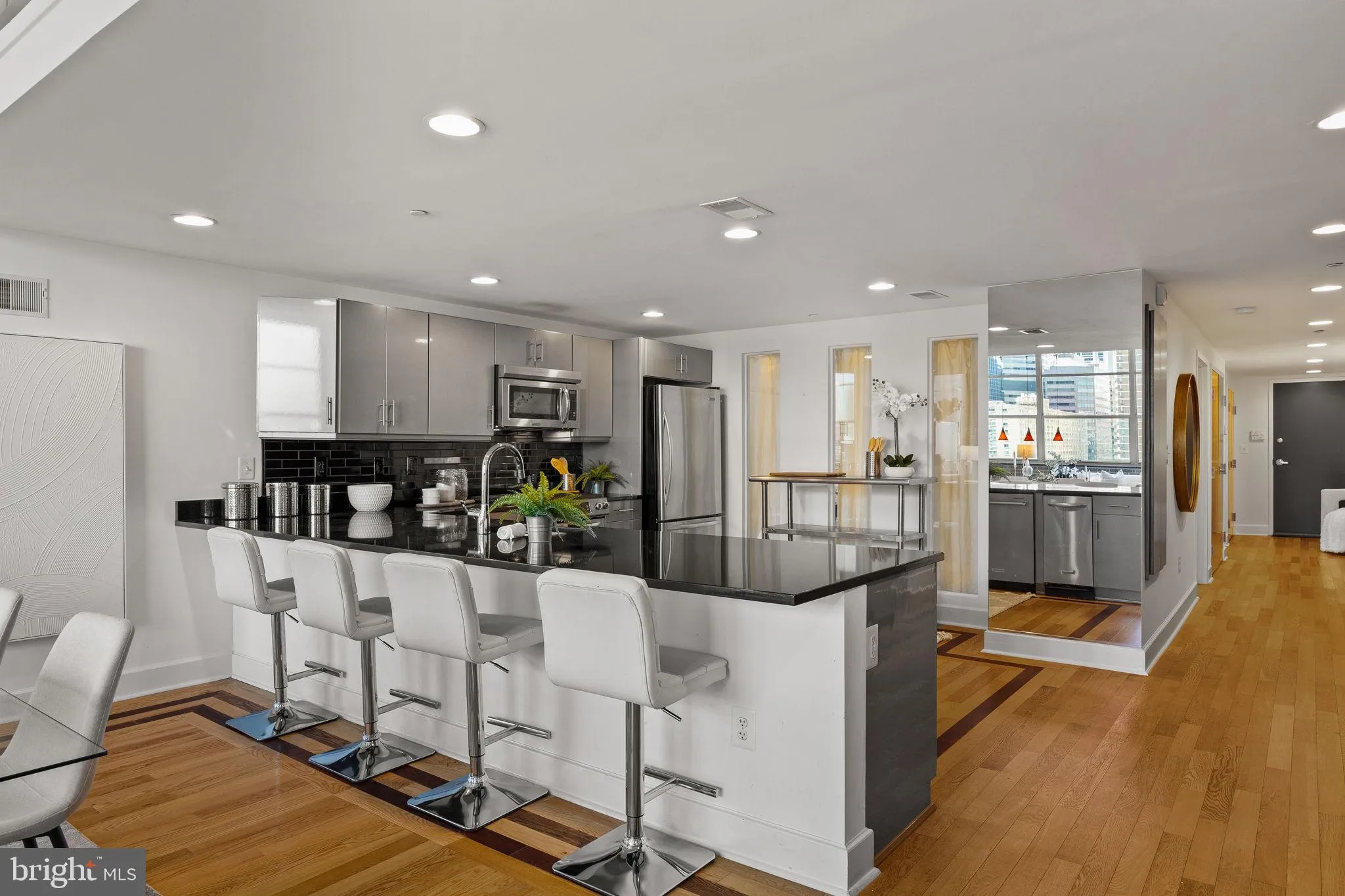 Philadelphia, Pennsylvania 19103, United States, 3 Bedrooms Bedrooms, ,2 BathroomsBathrooms,Residential,Active,225080