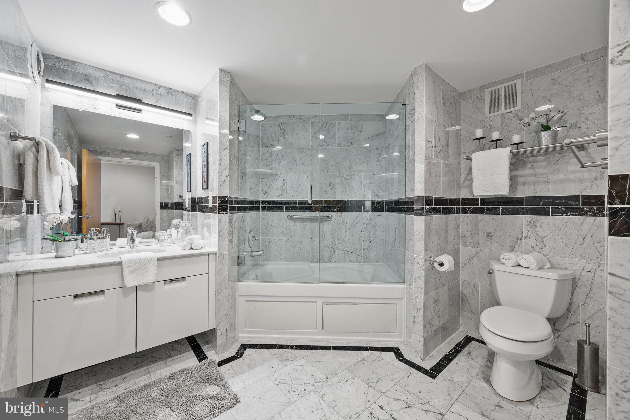 LOGAN SQUARE - Residential