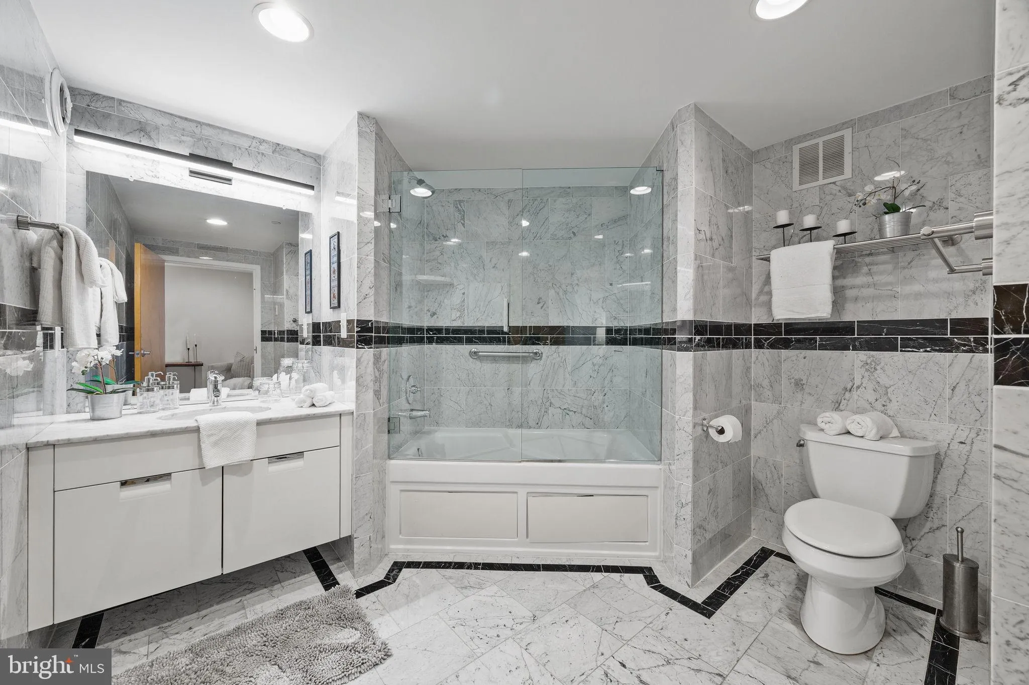 Philadelphia, Pennsylvania 19103, United States, 3 Bedrooms Bedrooms, ,2 BathroomsBathrooms,Residential,Active,225080