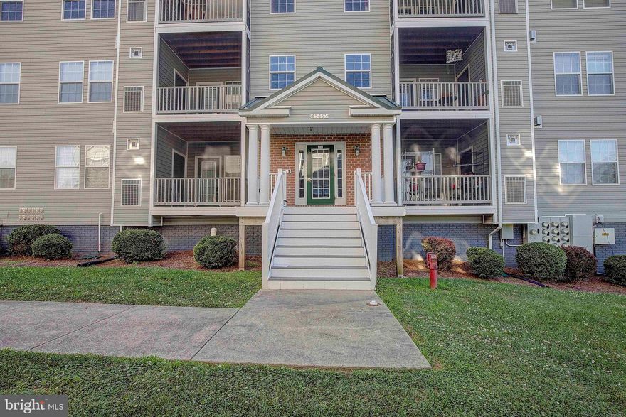 Welcome home to this Penthouse Condo located on the 3rd floor of Westmeath Condos. This beautifully maintained 2 bed 2 full bath condo features an OPEN FLOOR PLAN with VAULTED CEILINGS and a SCREENED-IN BALCONY overlooking the grounds. This unit comes complete with a GAS FIREPLACE, GRANITE COUNTERS, and STAINLESS-STEEL APPLIANCES. The Primary Bedroon features 2 WALK-IN CLOSETS, an ensuite with a DOUBLE VANITY and JACCUZZI TUB. Tiled floors in the kitchen and dining areas, ceiling fans in each space, and an HVAC unit that is only 6 years old round out this exceptional property. Community amenities Include: COMMUNITY POOL, GYM, TENNIS COURT, BASKETBALL COURT, PLATGROUND, GARAGE PARKING FOR ONE VEHICLE, STORAGE SPACE. THIS WILL NOT LAST LONG!