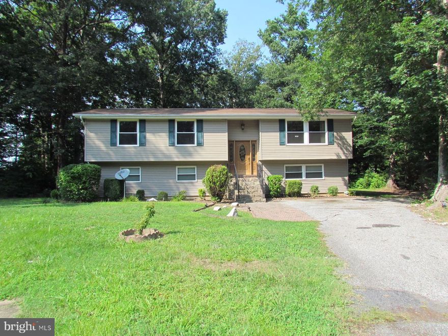 Possible 5 bedroom split-foyer in great shape located near the South Gate of the base in a cul-de-sac. Three full baths, living room and family room. Galley kitchen. Deck with stairs. Driveway parking.  Available now with great credit and background check.