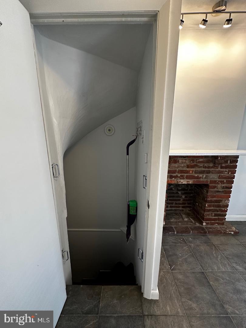 QUEEN VILLAGE - Residential Lease