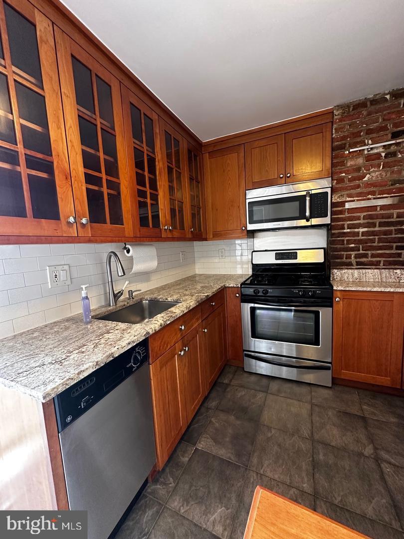 QUEEN VILLAGE - Residential Lease