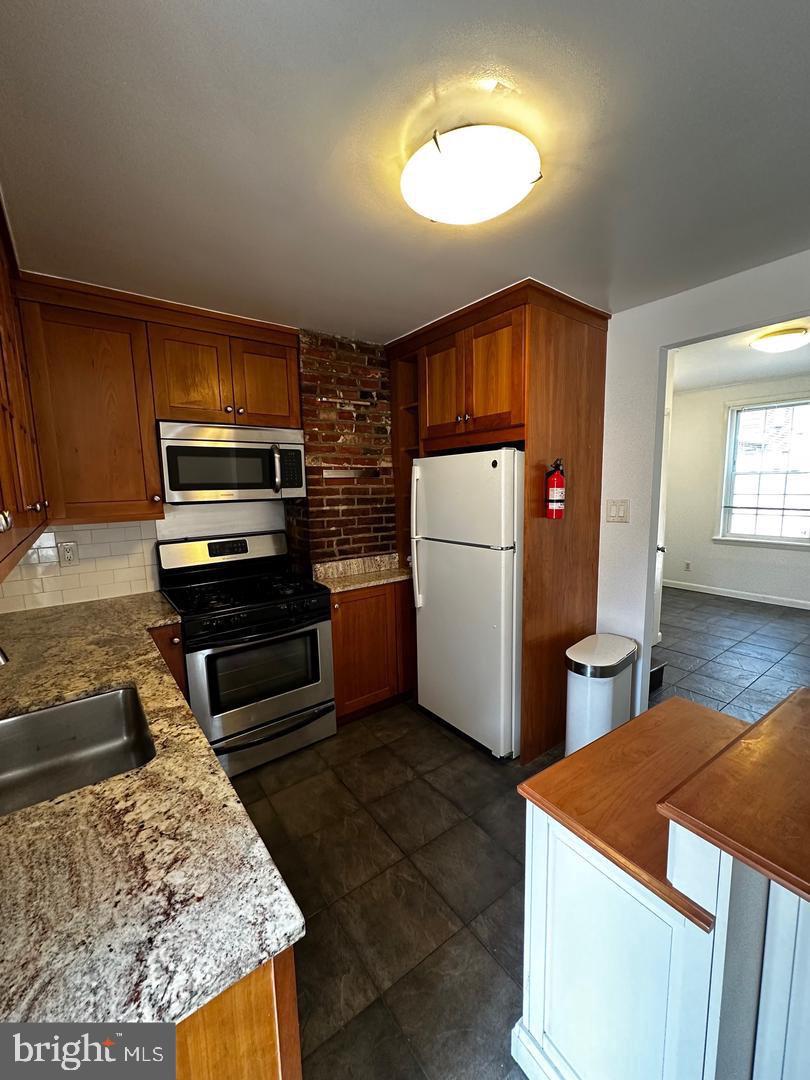 QUEEN VILLAGE - Residential Lease