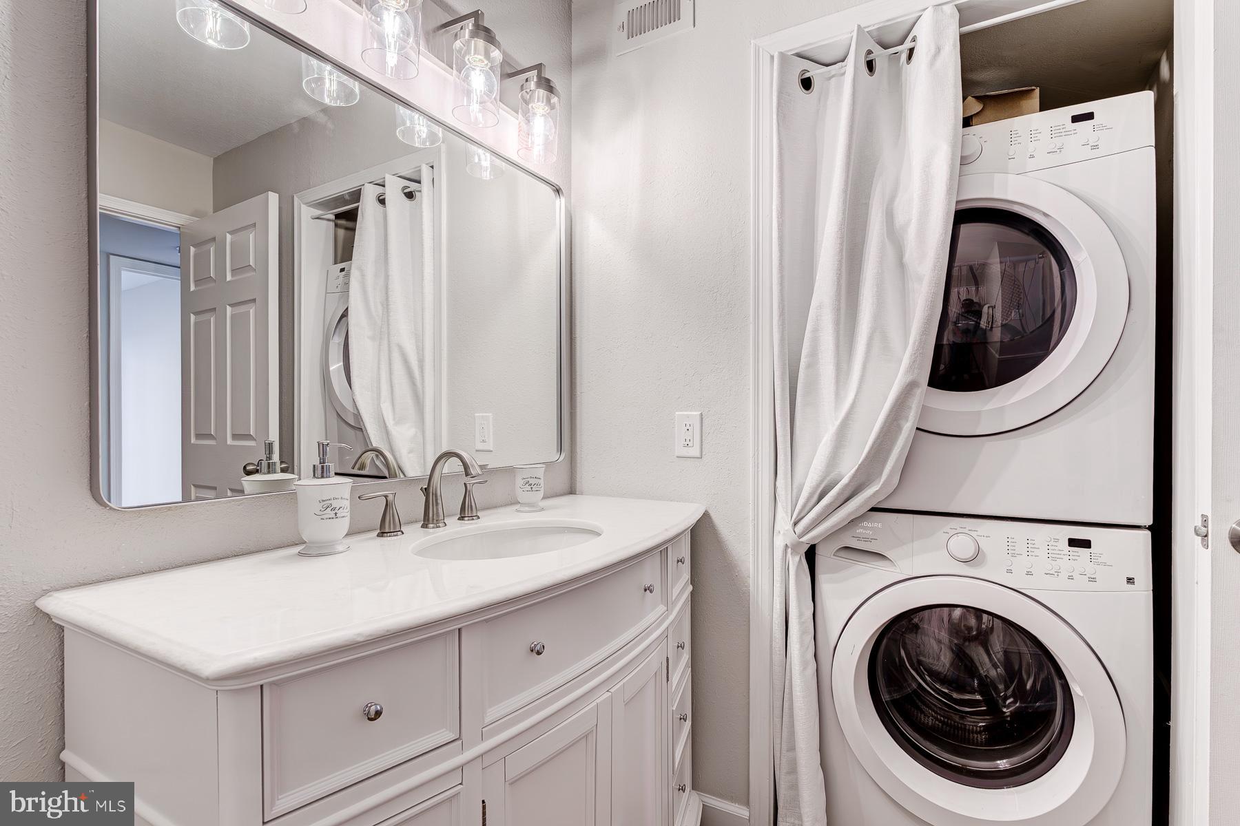 POINTE AT PARK CENTER - Residential