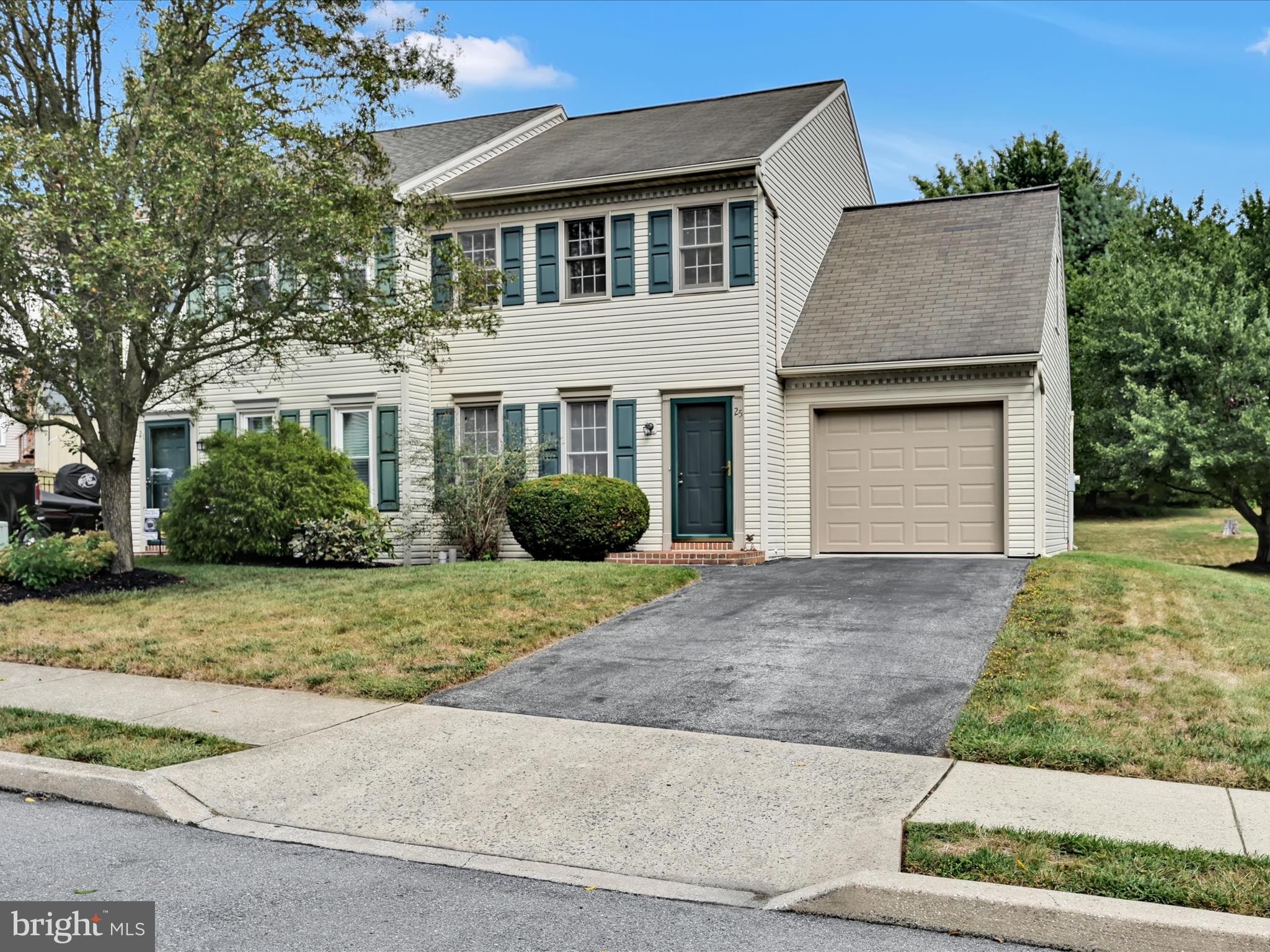 Lovely Elizabethtown townhome in a Great neighborhood called Olde Kenbridge & on a cul da sac st. Offering 3 Bdrm and 1.5 baths, first floor laundry, updated flooring thru out and some new appliances too. Delightful deck and yard accessed of kitchen. Finished lower level with Egress window providing ample daylight to this space. Garage is insulated and has a exhaust fan making it a great for workshop for the hobbiest ! Book your showing today