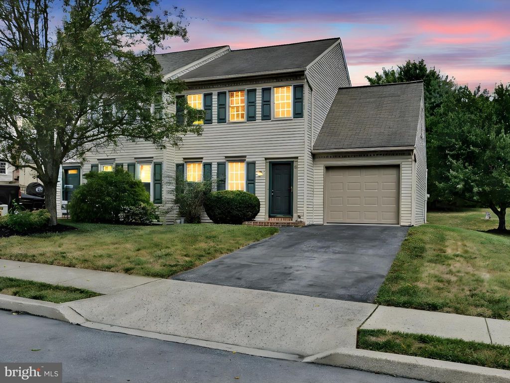 Photo of 25 Yorkshire Court, ELIZABETHTOWN, PA 17022 (MLS # PALA2075612)