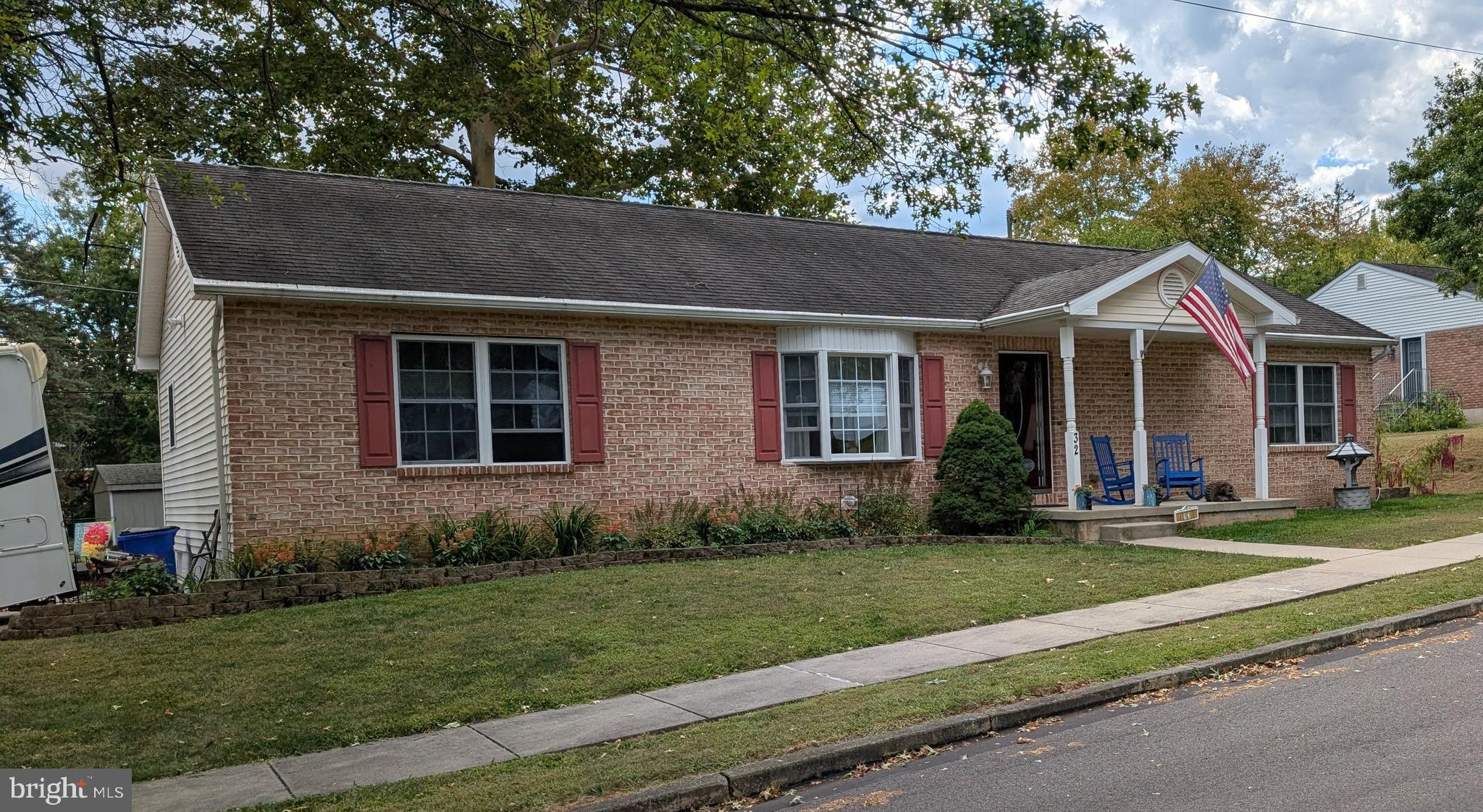 32 WINDING ROAD
